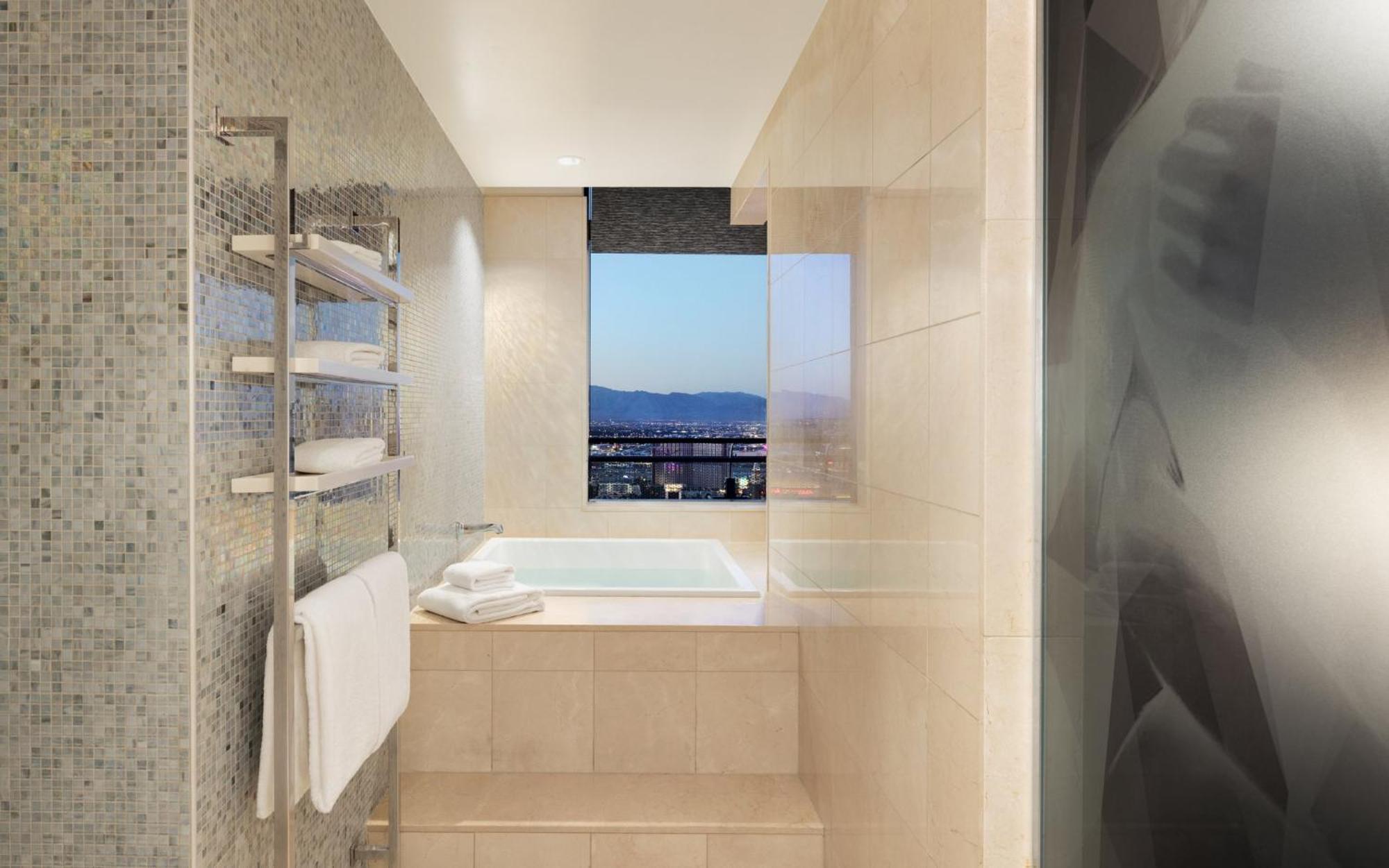 Suite mit einem Schlafzimmer und Terrasse sowie Blick auf den Brunnen