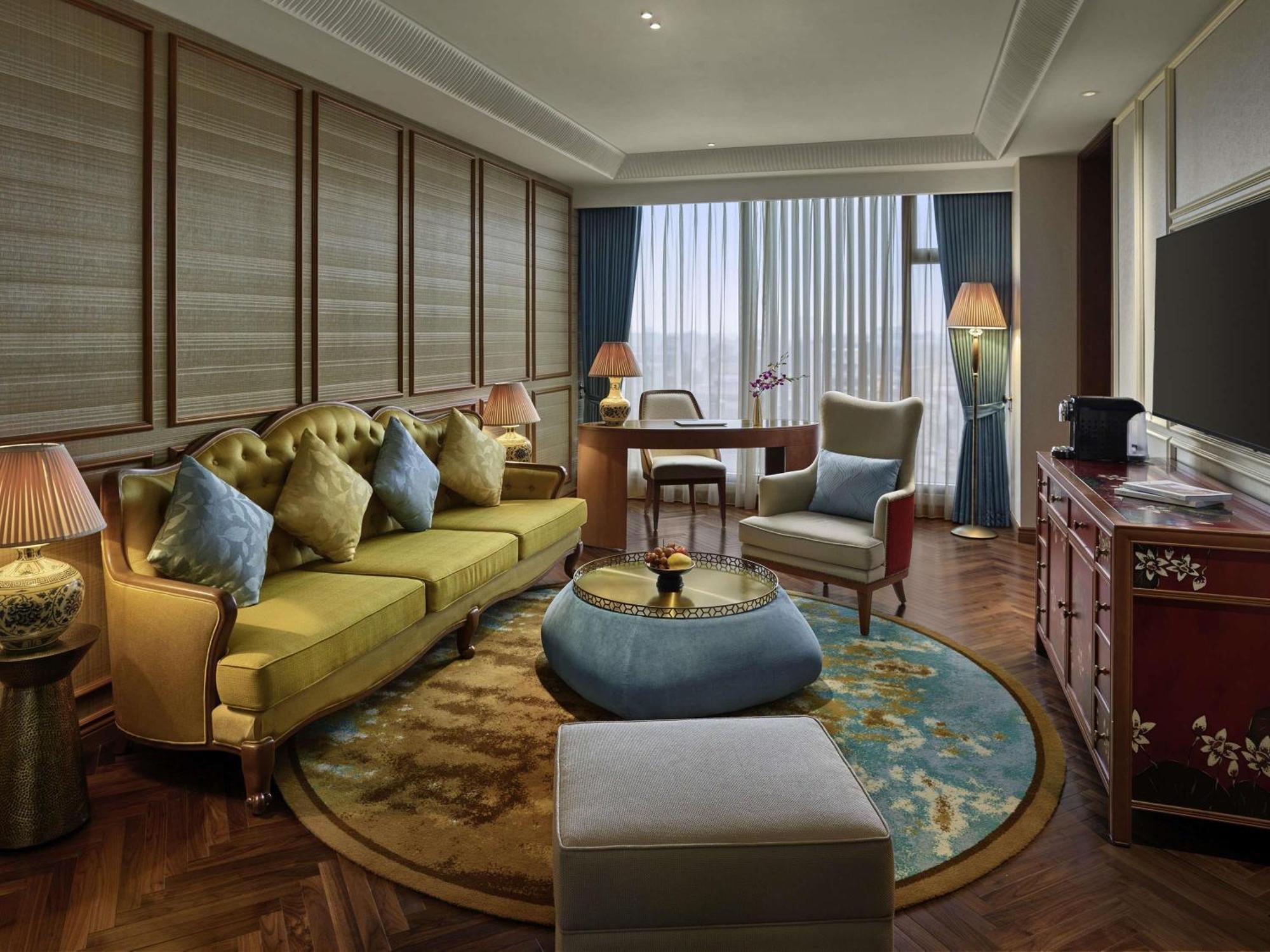 Deluxe King Suite with Lounge Access,1714171302:JPEG
