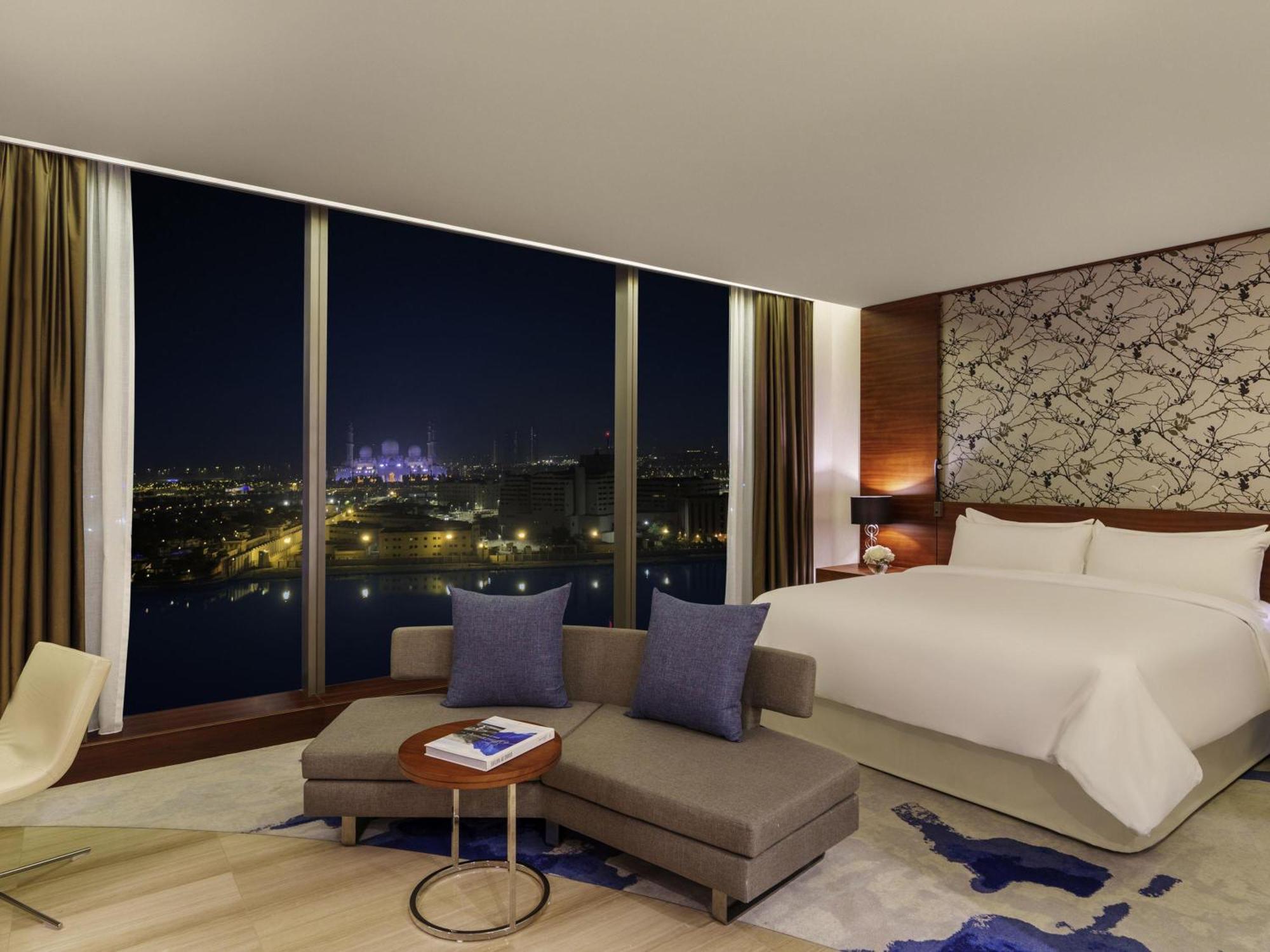 Zimmer Fairmont mit Kingsize-Bett und Aussicht auf einen Bach - Raucher