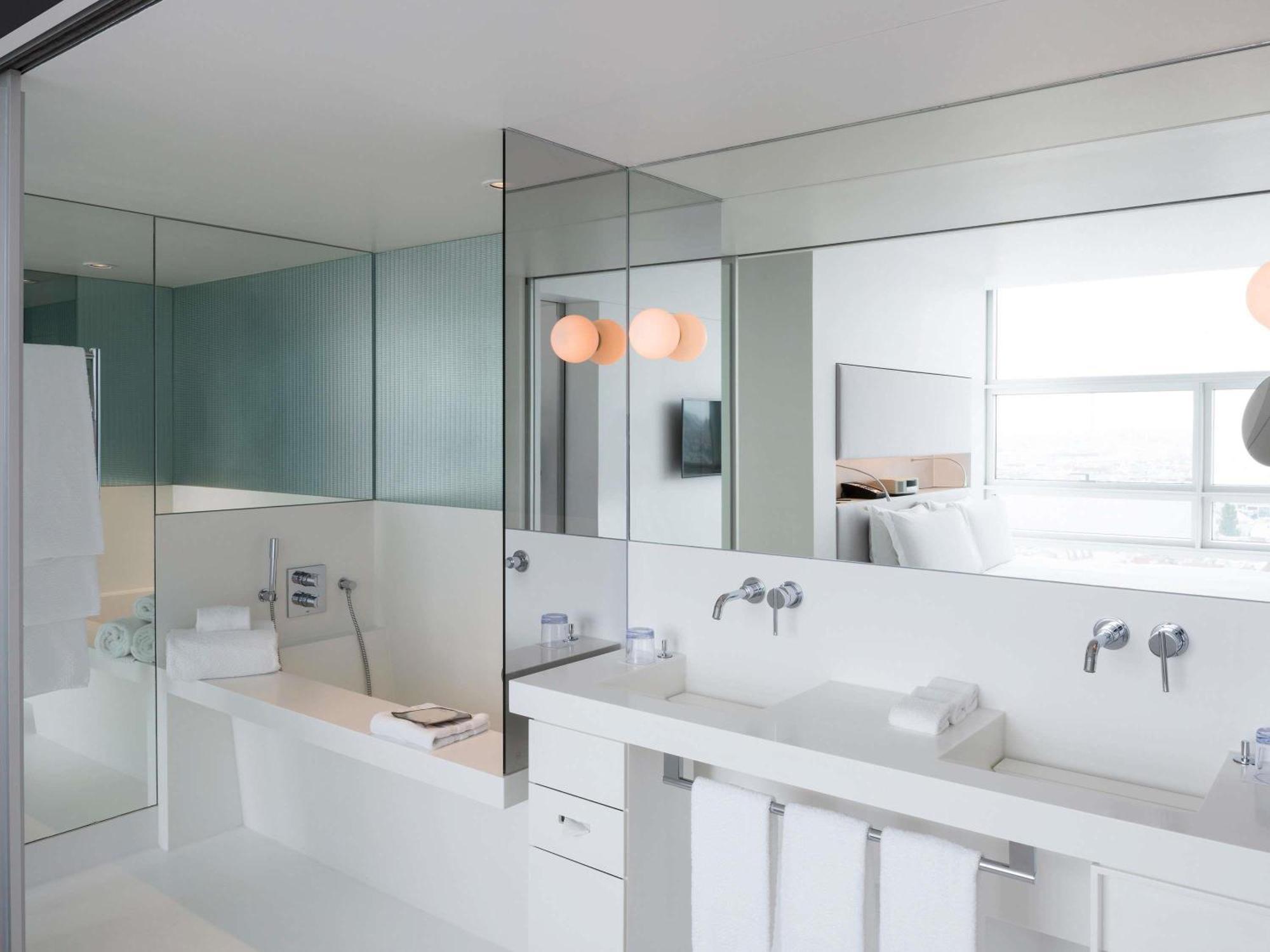 Junior Suite – Ferris Wheel View, king bed,1717044098:JPEG