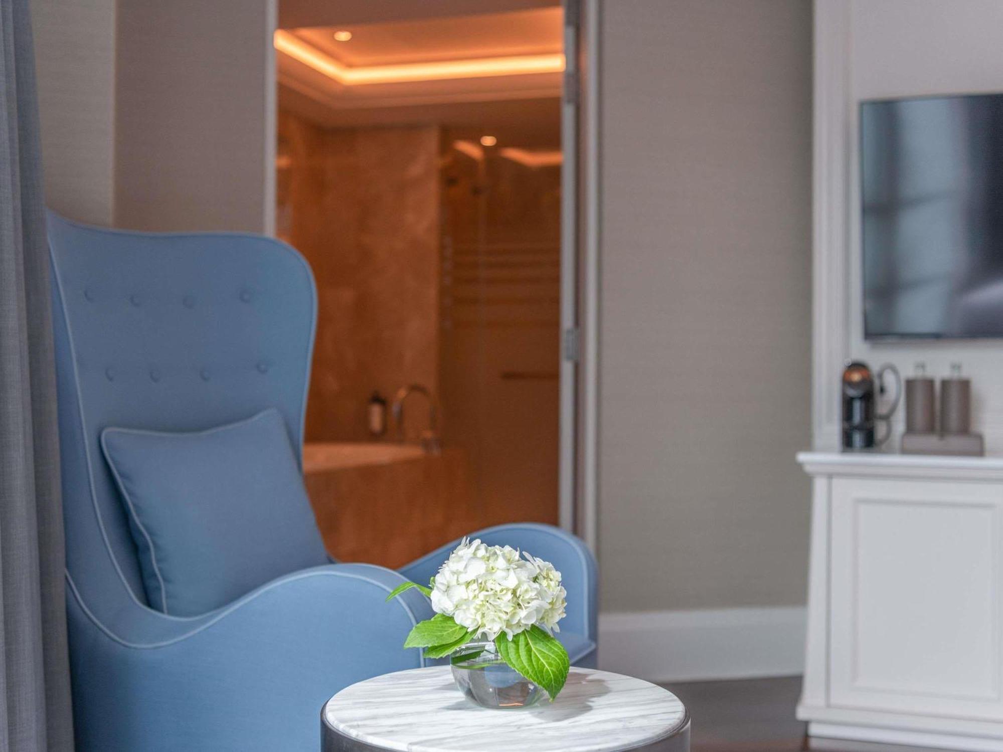 Familienzimmer mit Kingsize-Bett und Etagenbett