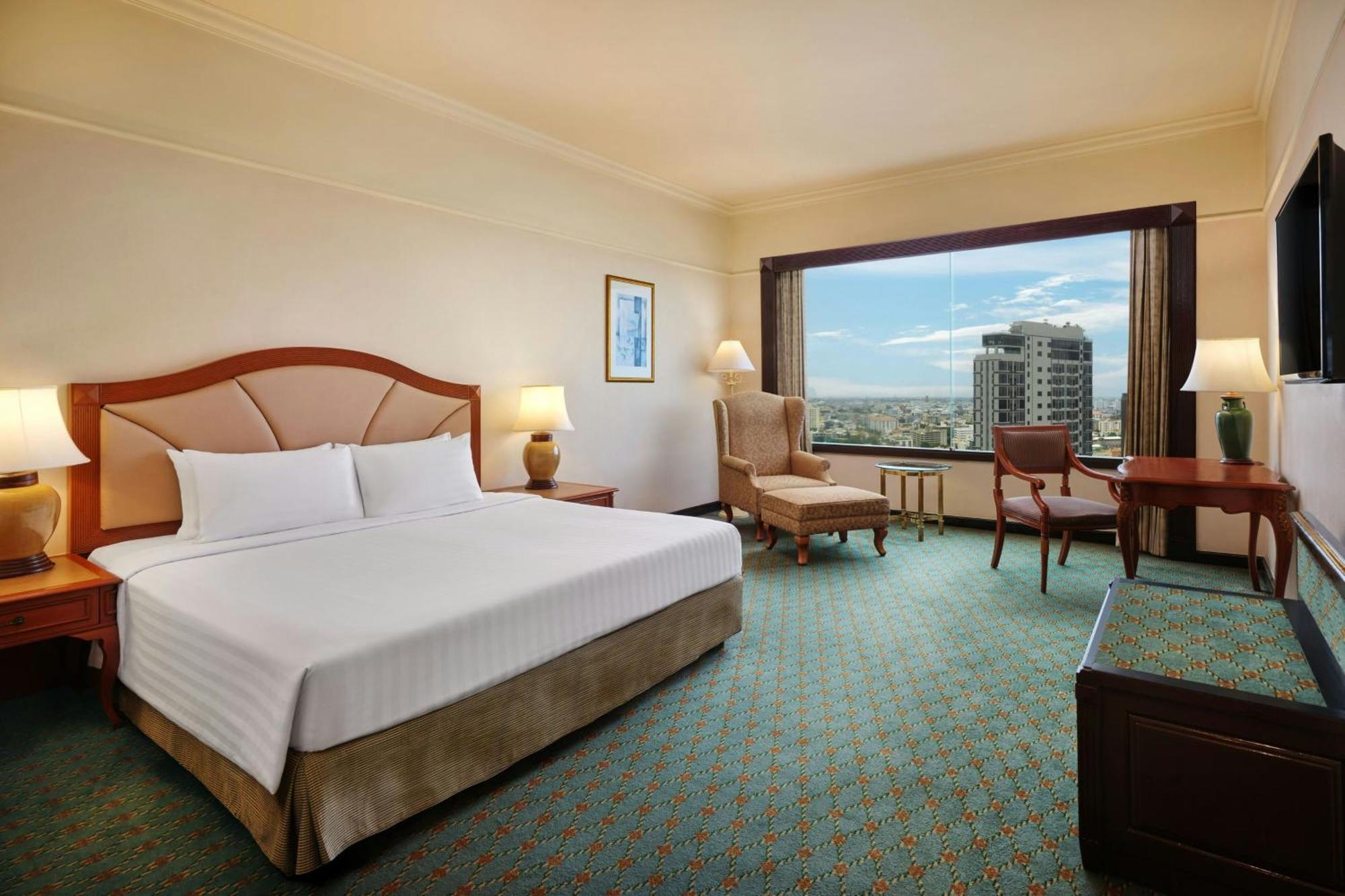 Deluxe Zimmer mit Kingsize-Bett und Stadtblick