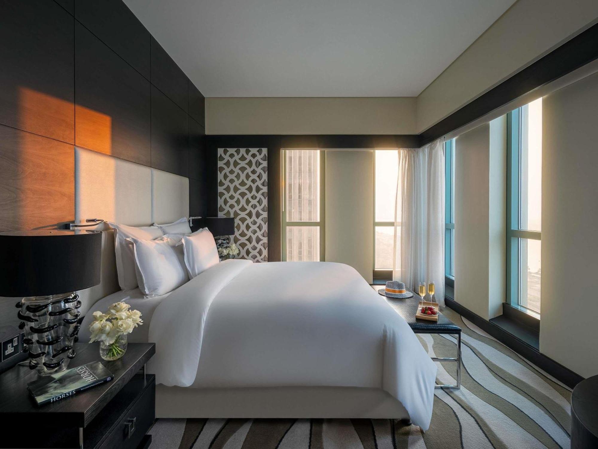 Suite Opera mit Kingsize-Bett und Zugang zum Club Millésime sowie Meer- oder Stadtblick