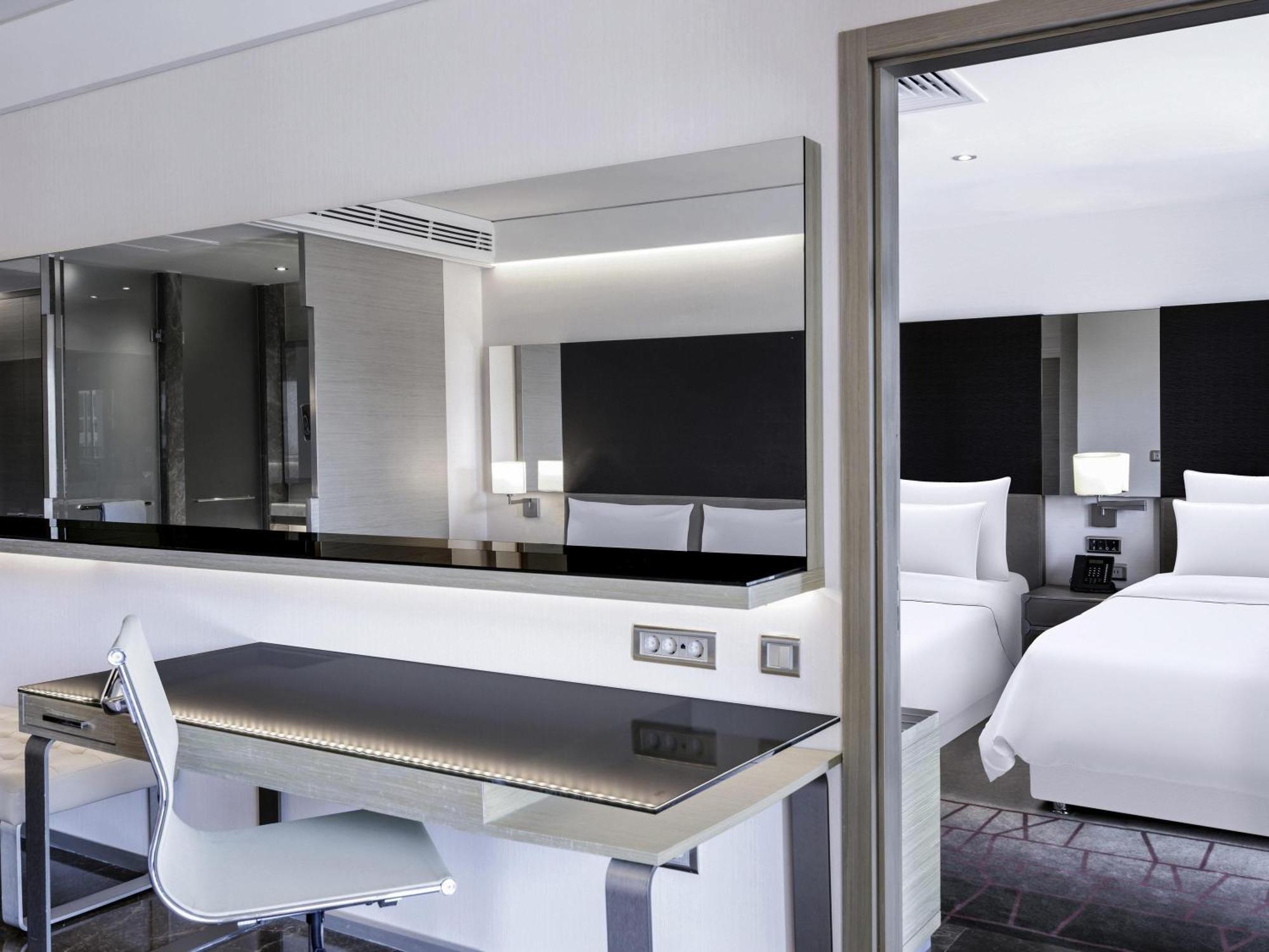 Family Room,1742643835:JPEG