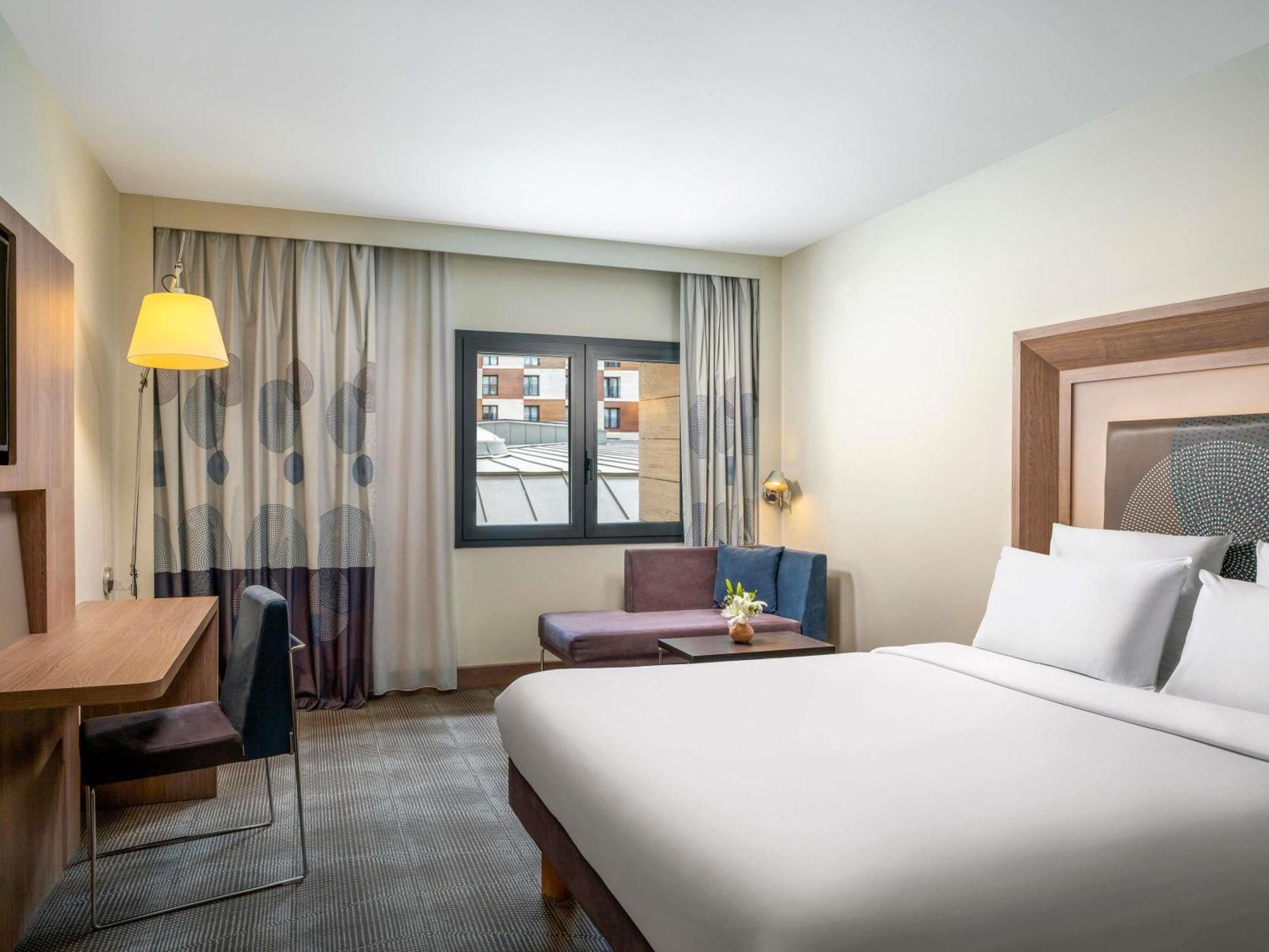 Superior Room Queen Bed Accessible,1765925262:JPEG