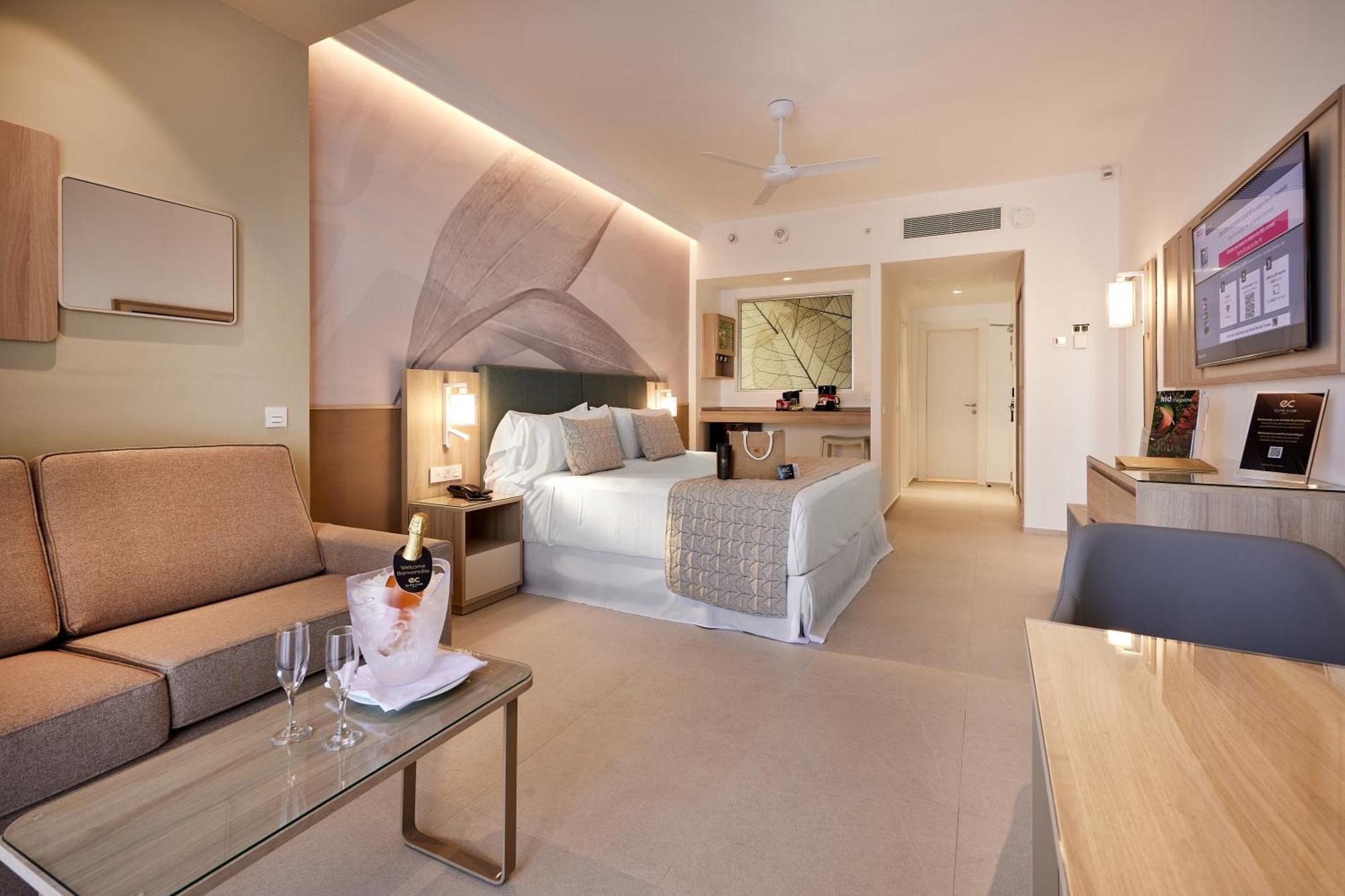 Elite Club – Swim-Up Junior Suite Deluxe mit Meerblick