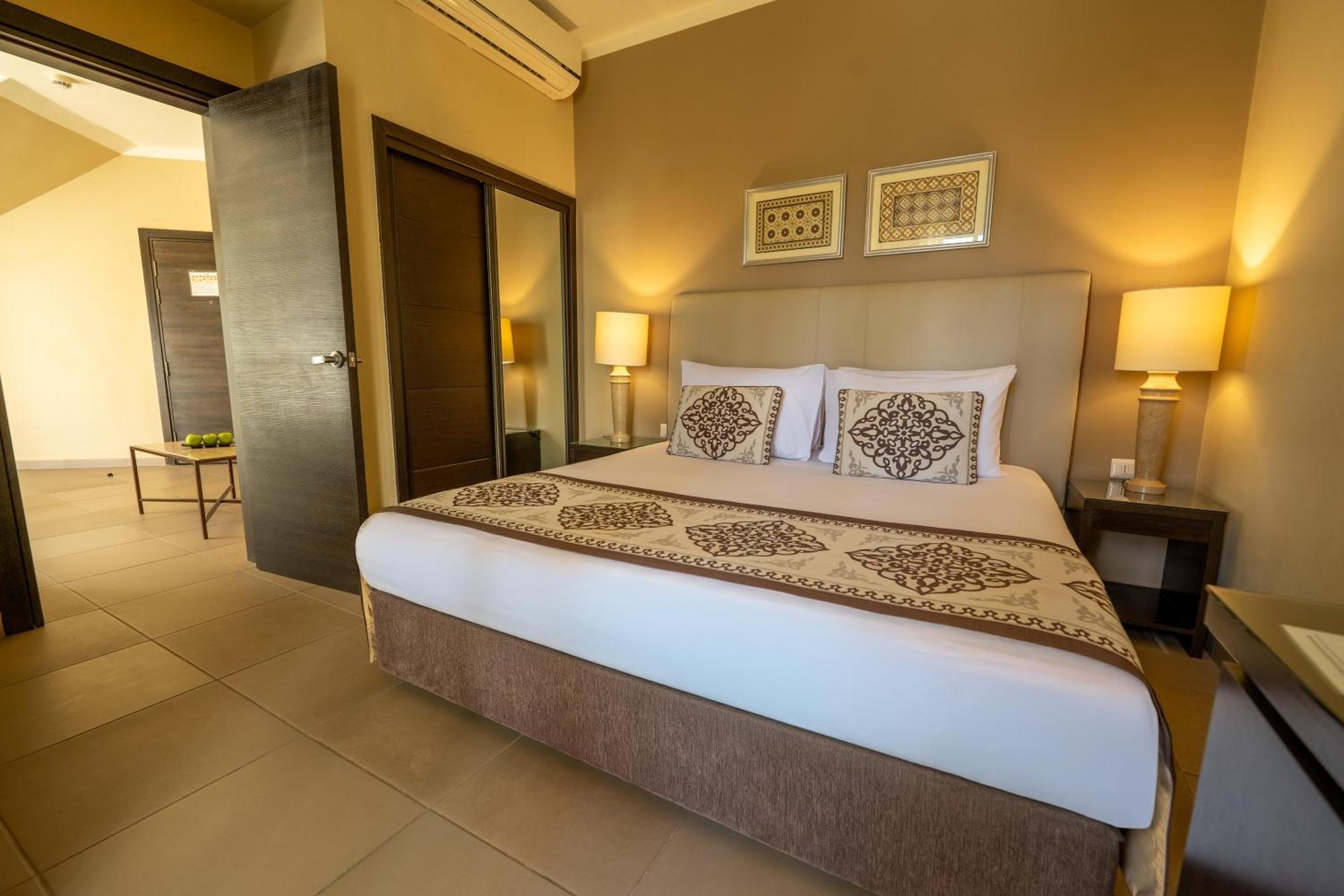 Deluxe Familienzimmer mit Queensize-Bett oder 2 Einzelbetten und Gartenblick