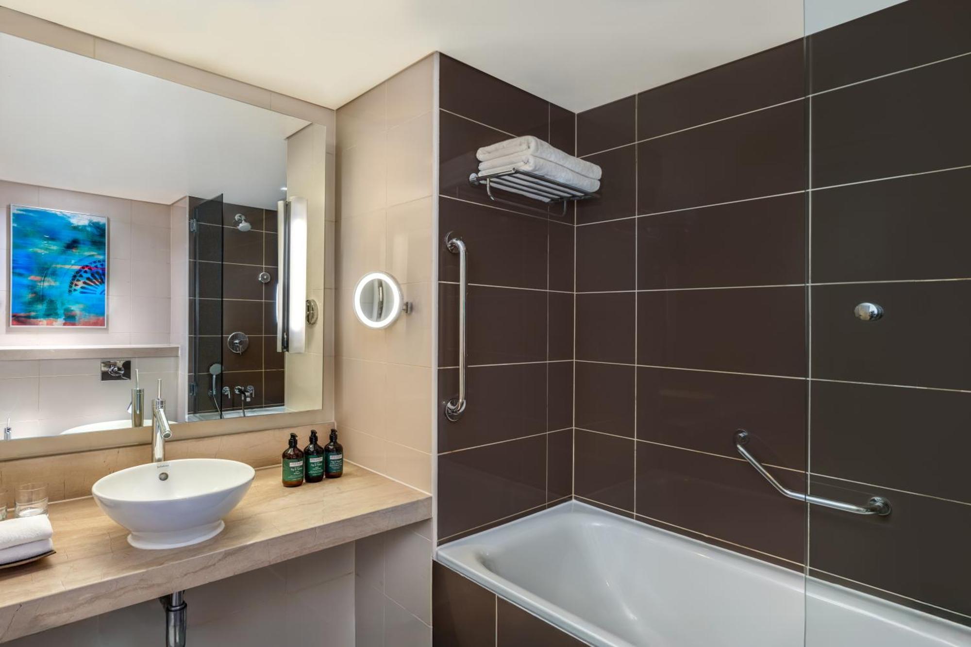 Deluxe Zweibettzimmer mit Blick auf die Plaza und Balkon – Zugang zum Themenpark