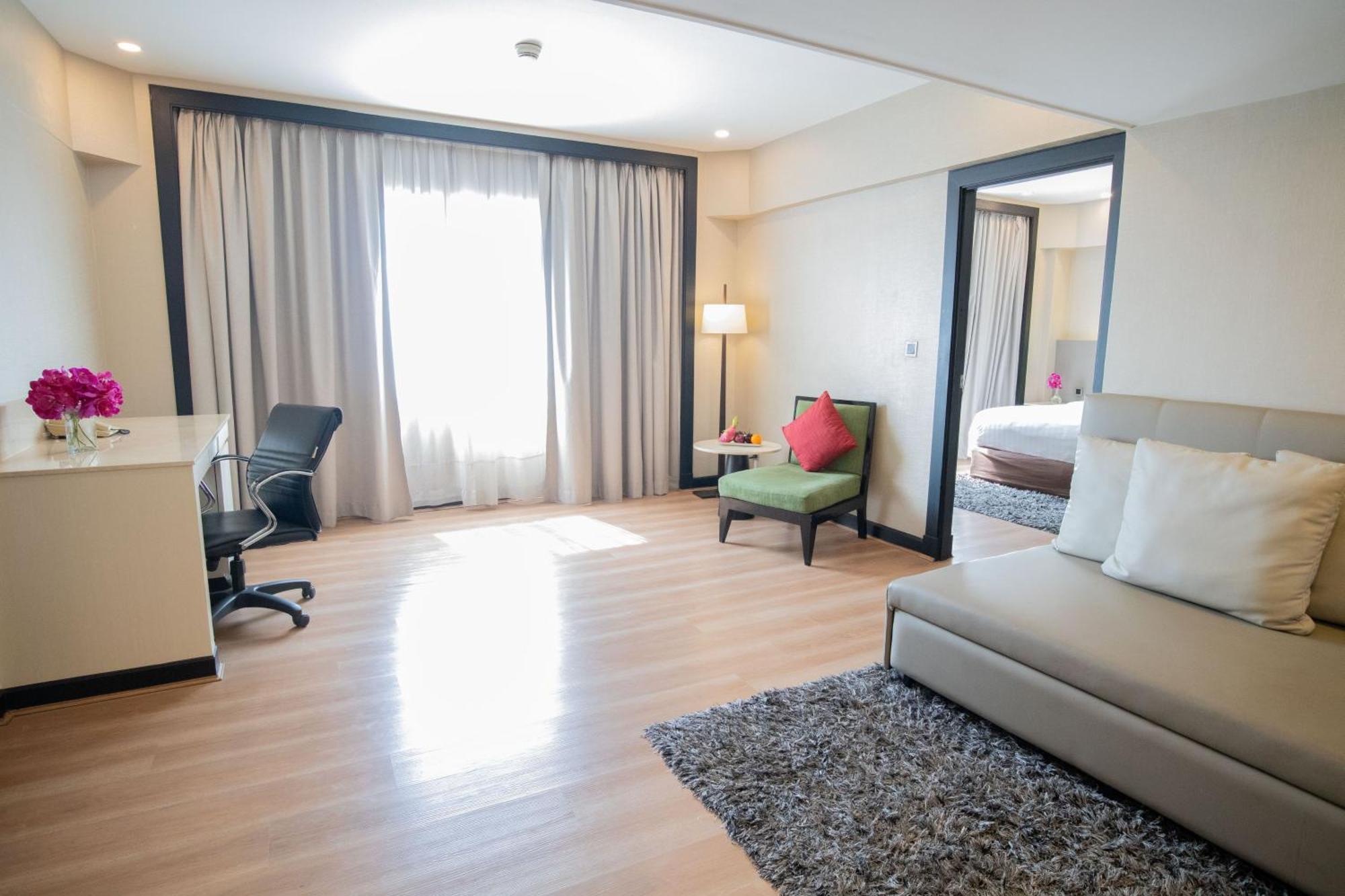 Suite mit Kingsize-Bett und Aussicht auf den Fluss