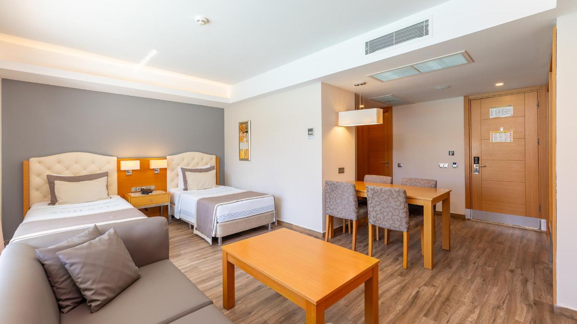 Deluxe One-Bedroom Family Lake House (4 Adults + 1 Infant),1742967075:JPEG