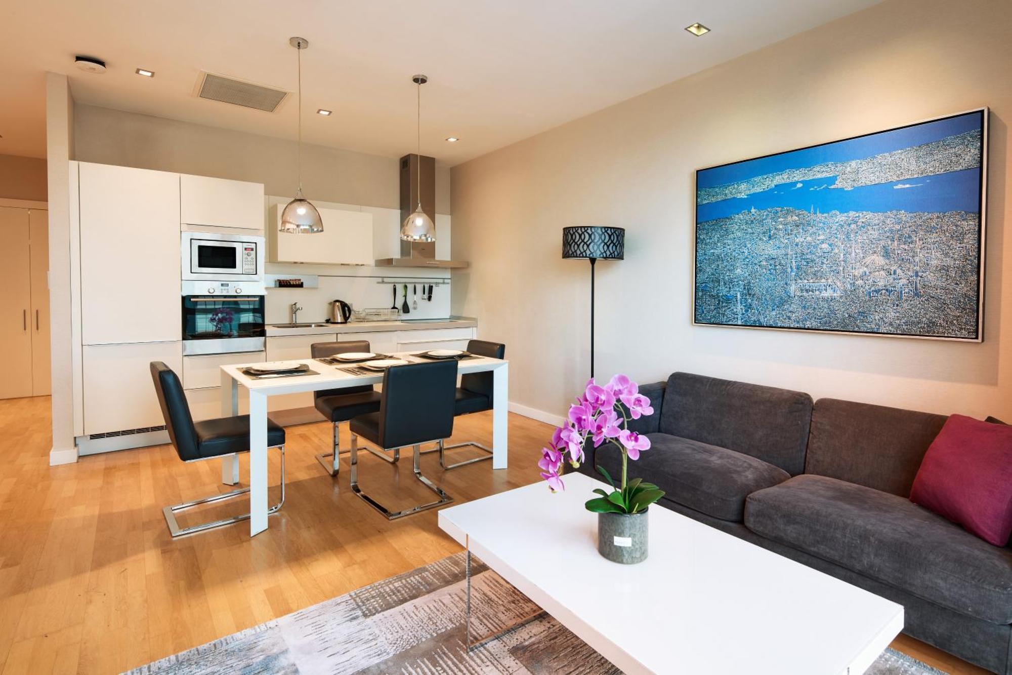 Deluxe Two-Bedroom Apartment,1746918545:JPEG