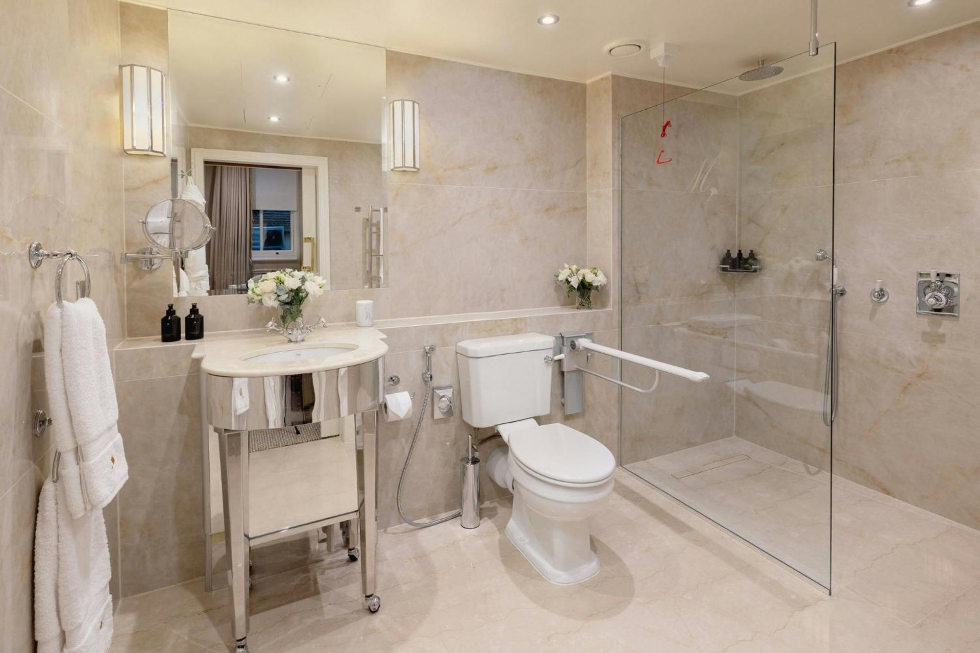 Superior Queen Room,1756496524:JPEG