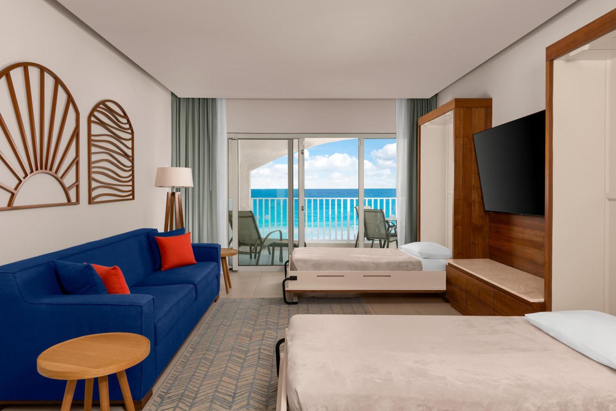 Enclave Beachfront Suite mit einem Kingsize-Bett und zwei Schrankbetten