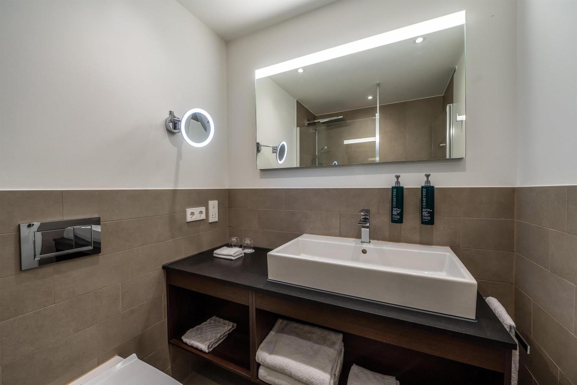 Executive-Zimmer mit Kingsize-Bett und Flussblick – Rheinflügel