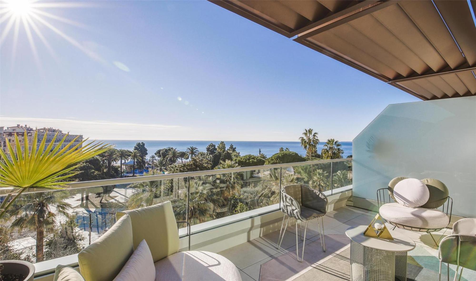 Junior Suite mit einer Terrasse und Panoramablick auf das Meer
