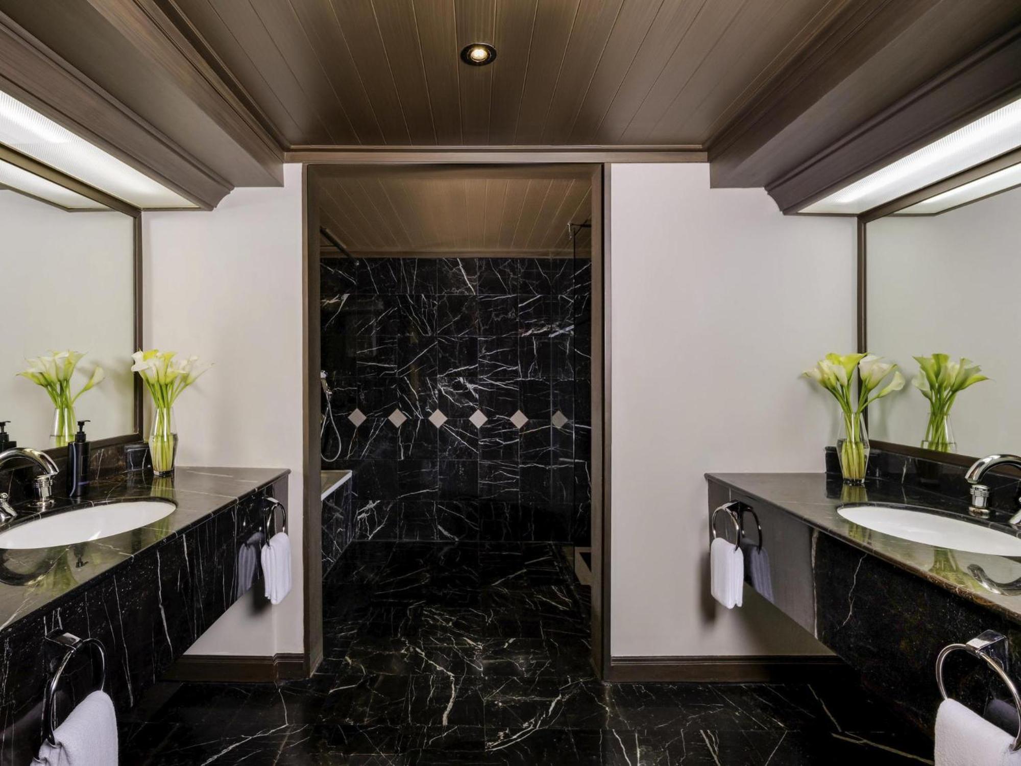Executive Suite 1 King Bed Executive Lounge Access on Food & Beverages,1770845823:JPEG