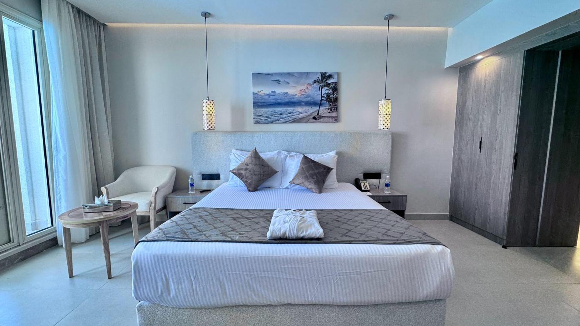 Doppel-/Zweibettzimmer mit Poolblick