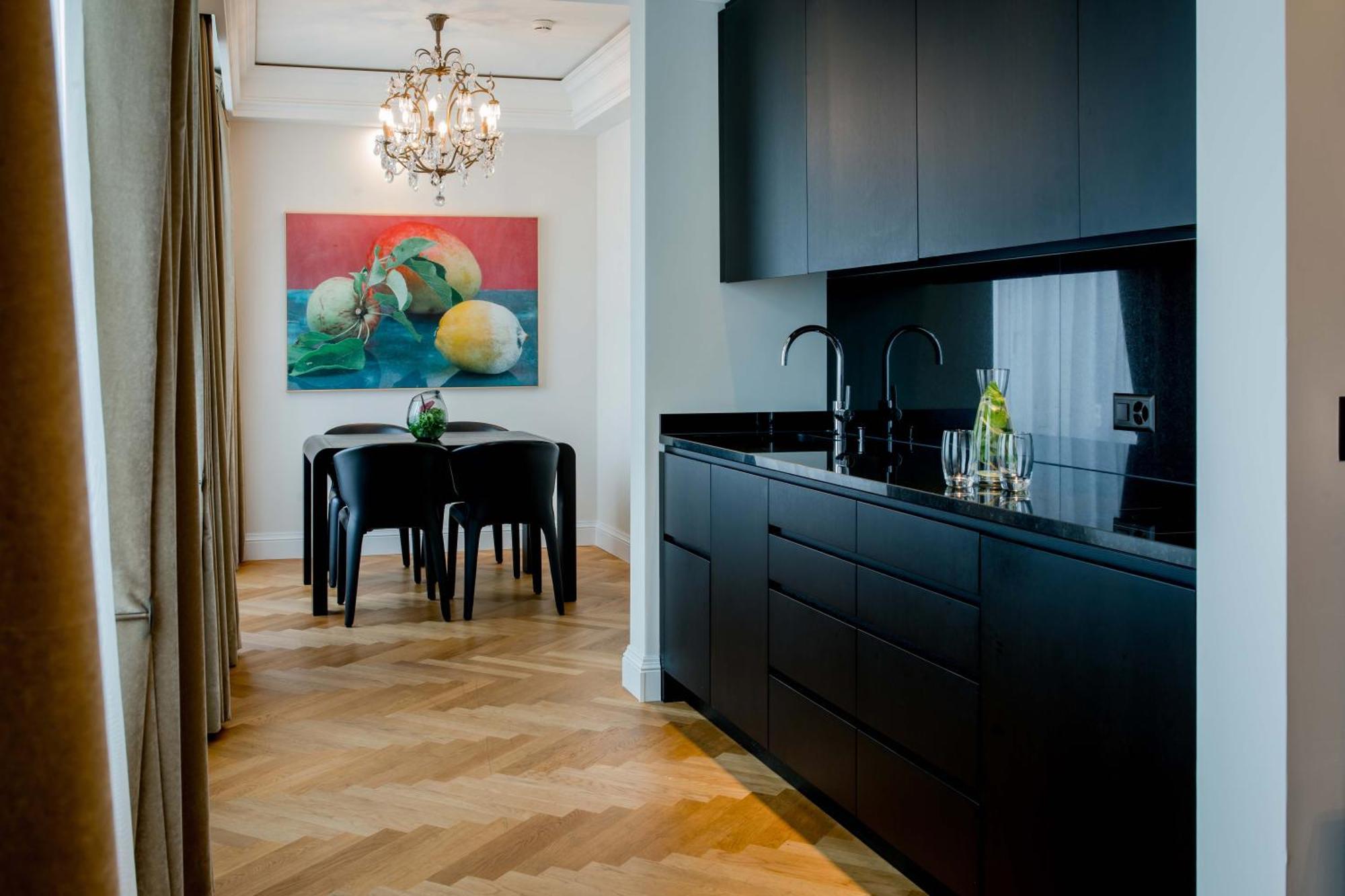 Luxuriöses Wohnstudio mit Küchenzeile