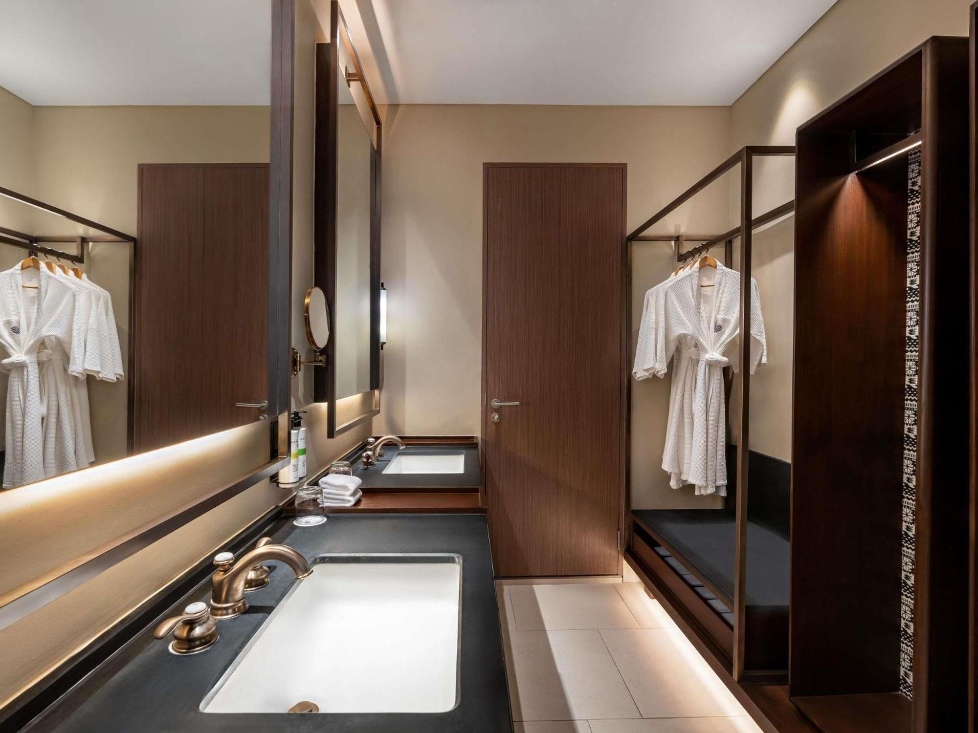 Familiensuite mit 1 Kingsize-Bett und 2 Einzelbetten mit Meerblick