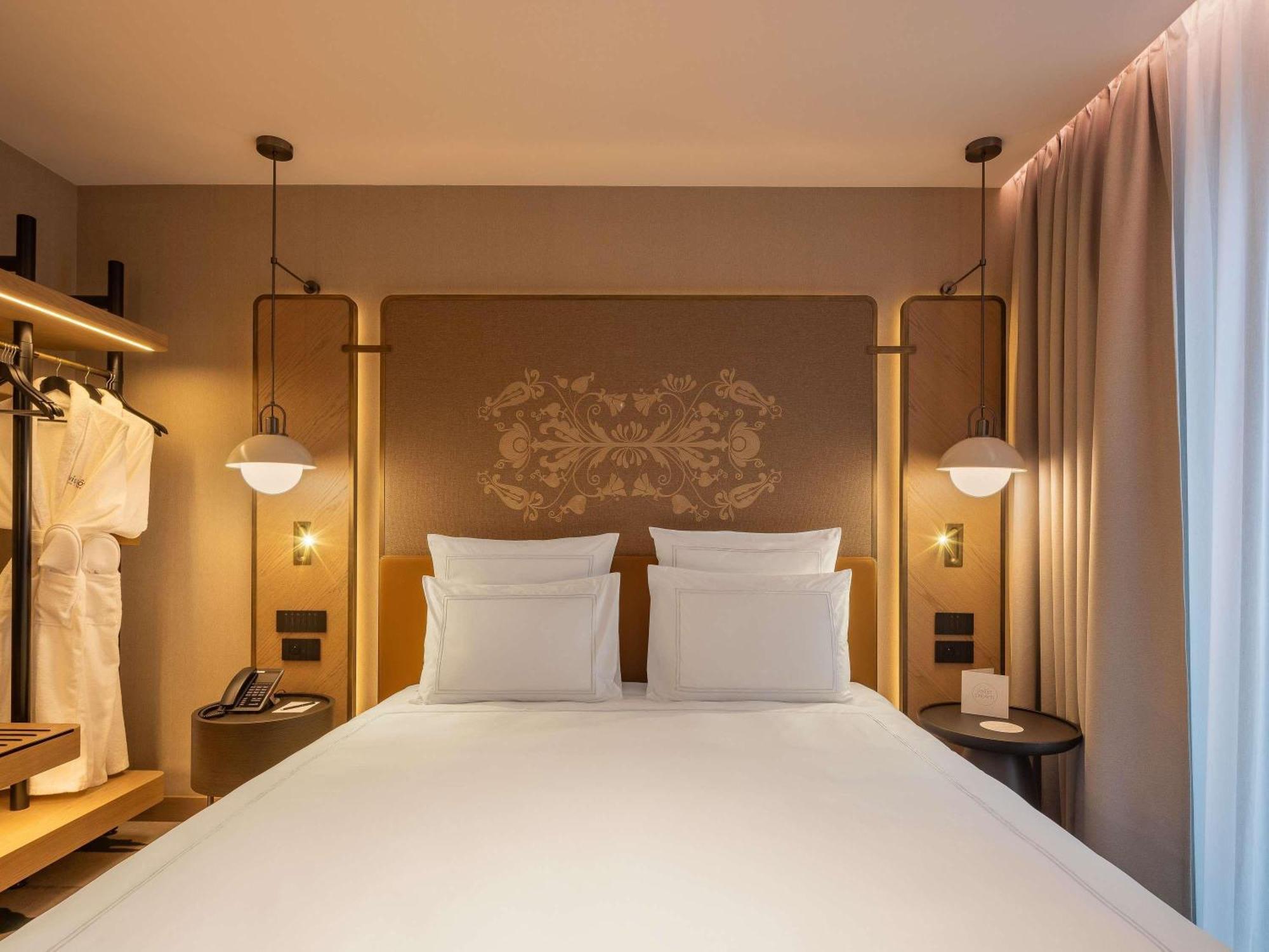 Swiss Advantage – Zimmer mit Blick auf das Atrium