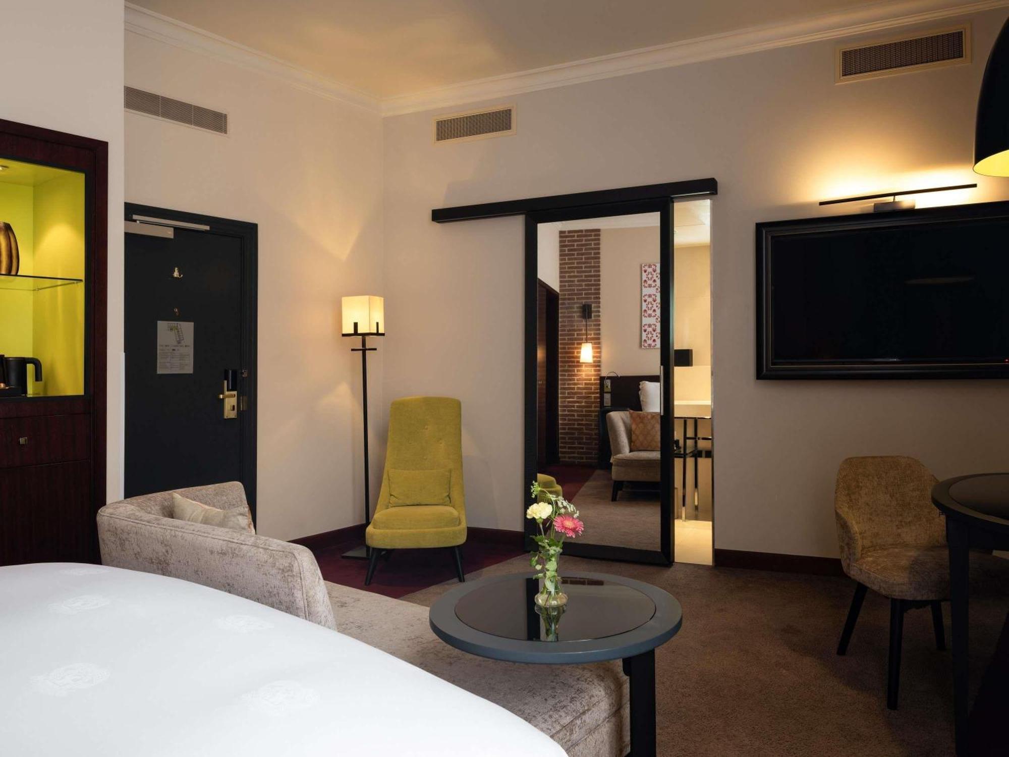 Superior Zimmer mit Queensize-Bett und Aussicht auf den Kanal