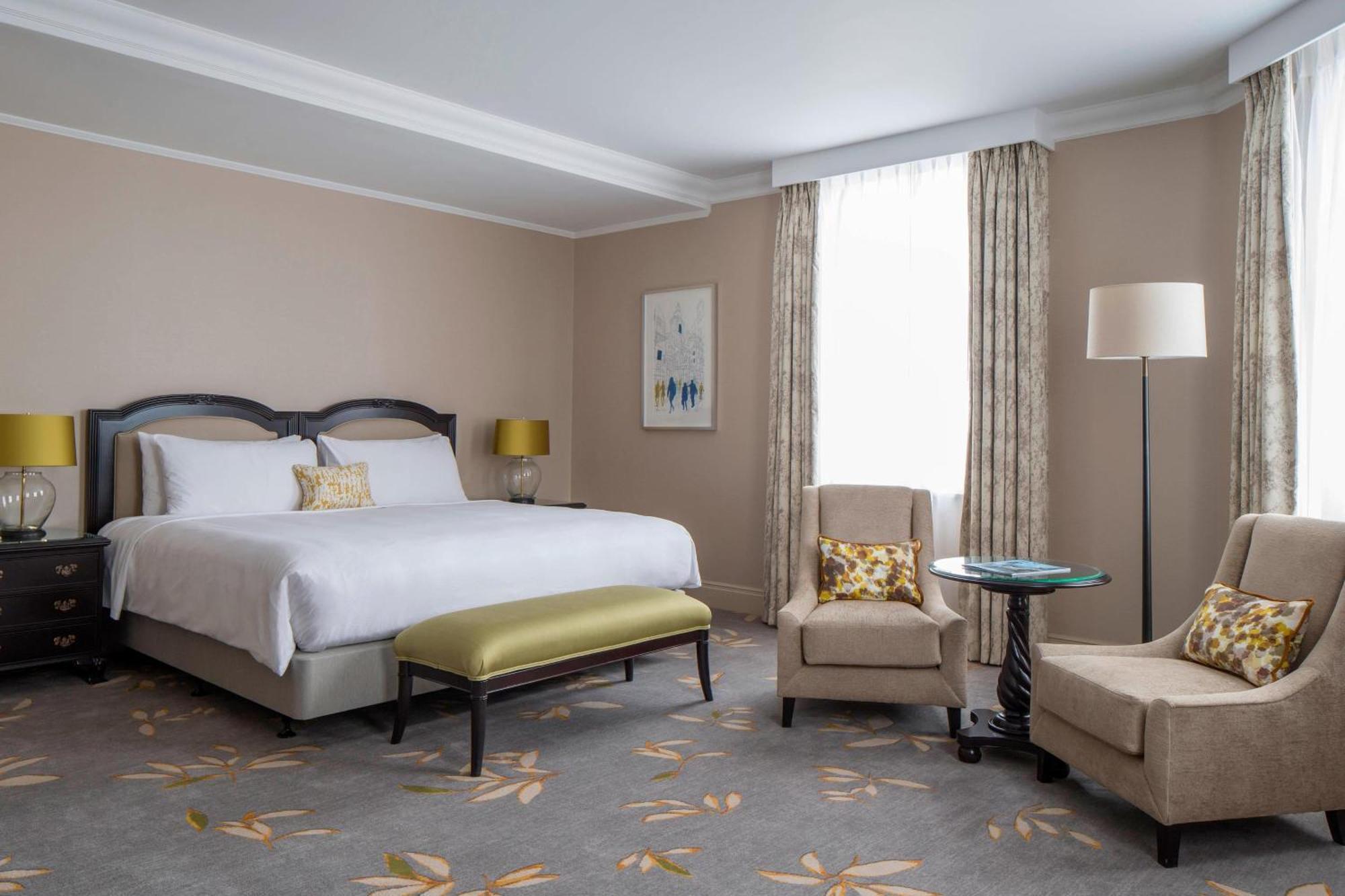 Executive Zimmer mit Kingsize-Bett und Zugang zur Executive Lounge