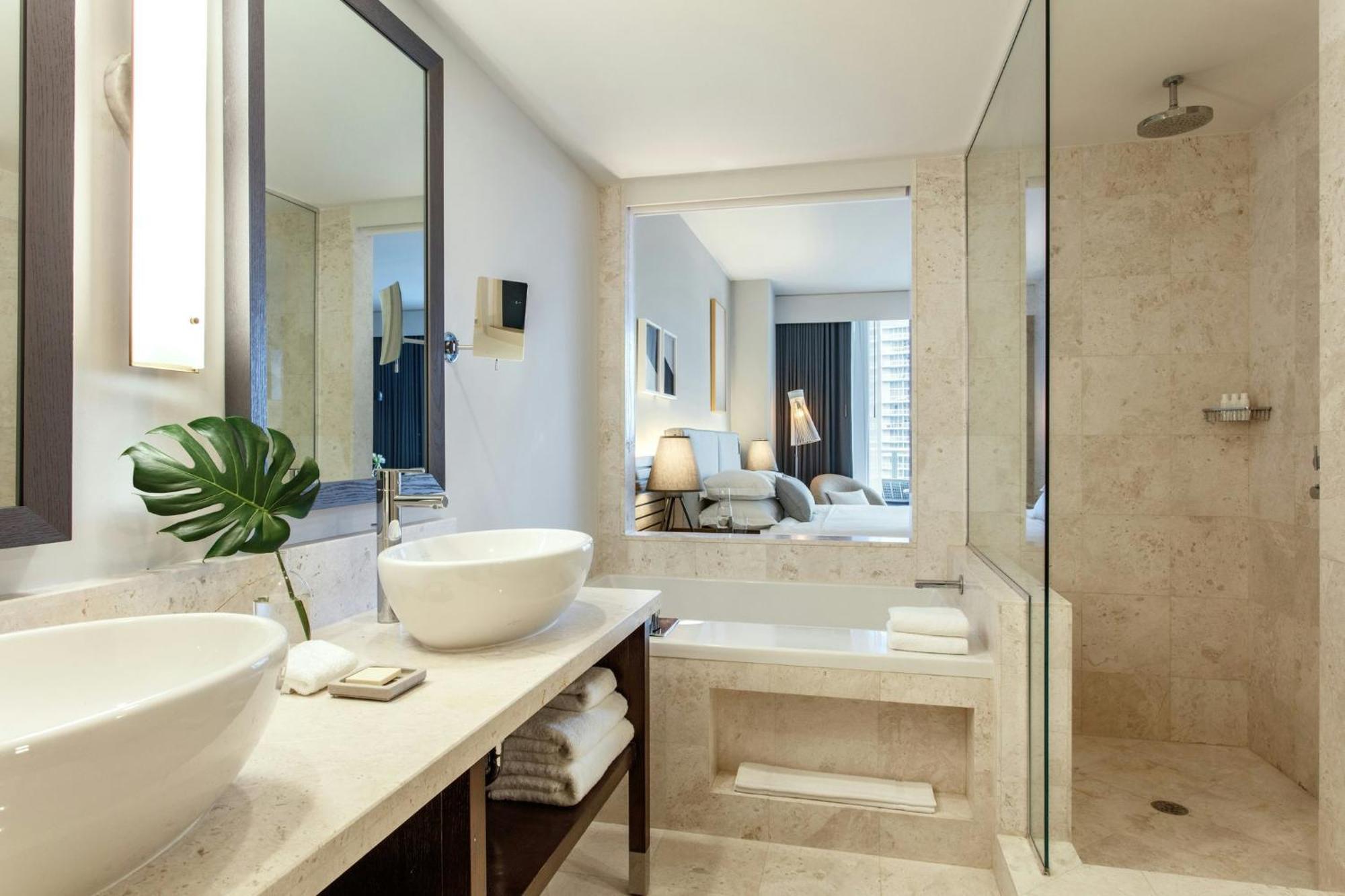 Zimmer mit Kingsize-Bett und Blick auf das Wasser – obere Etage