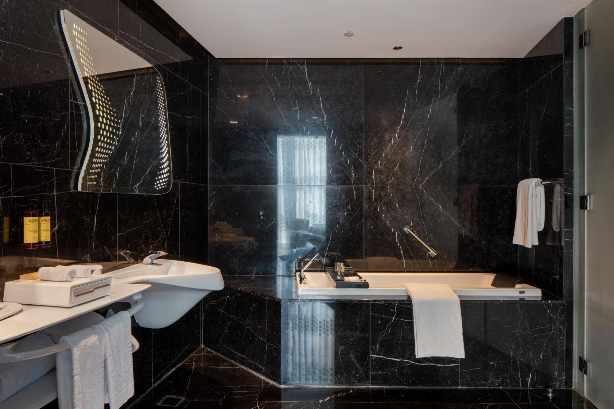 Extra ME+ Junior Suite mit Blick auf das Burj Khalifa und Whirlpool