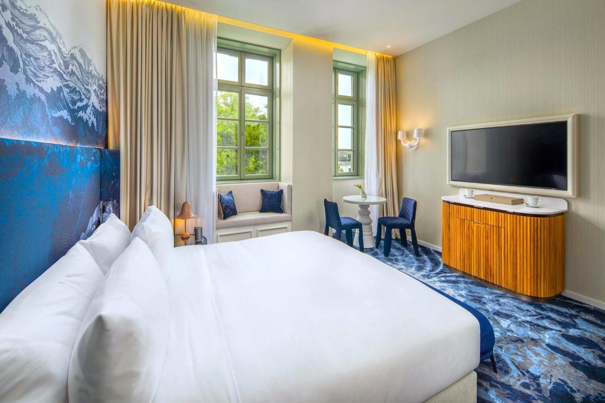 Premium Zimmer mit Kingsize-Bett und Blick auf die Stadt