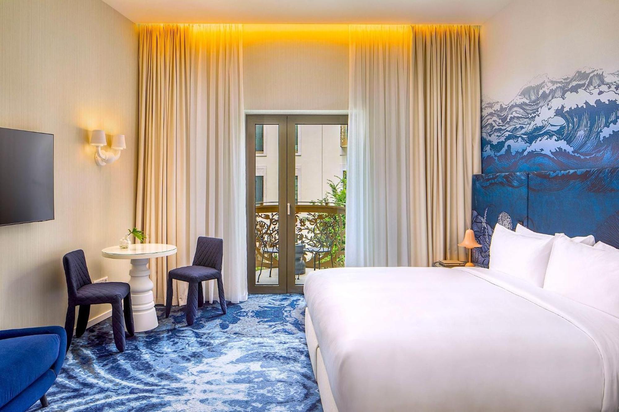 Premium Zimmer mit Kingsize-Bett, Gartenblick und möbliertem Balkon