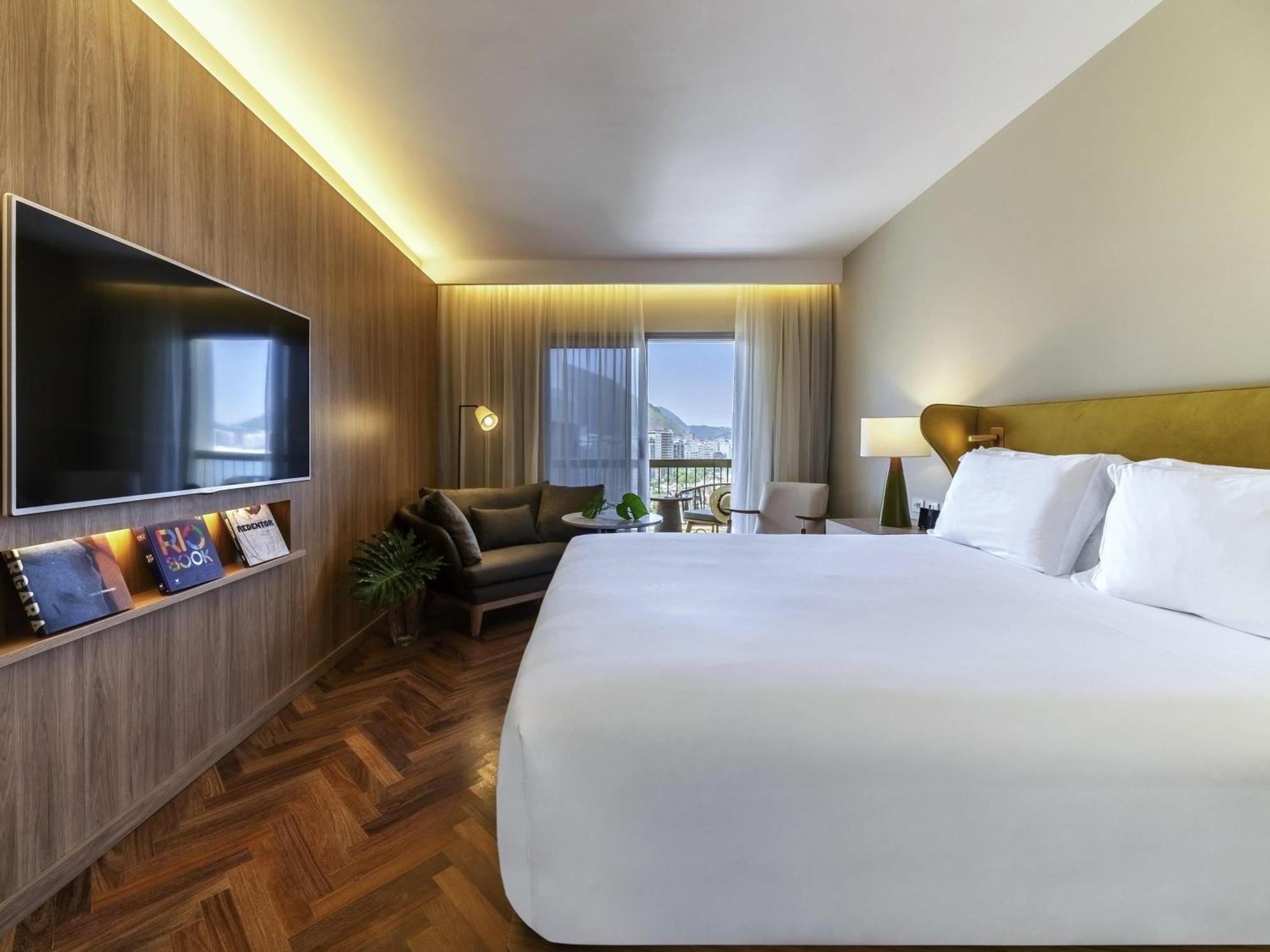 Zimmer mit Kingsize-Bett und Meerblick