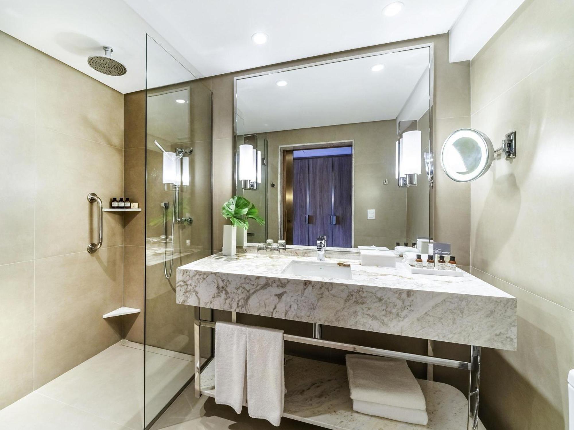 Zweibettzimmer Fairmont Gold mit Stadtblick