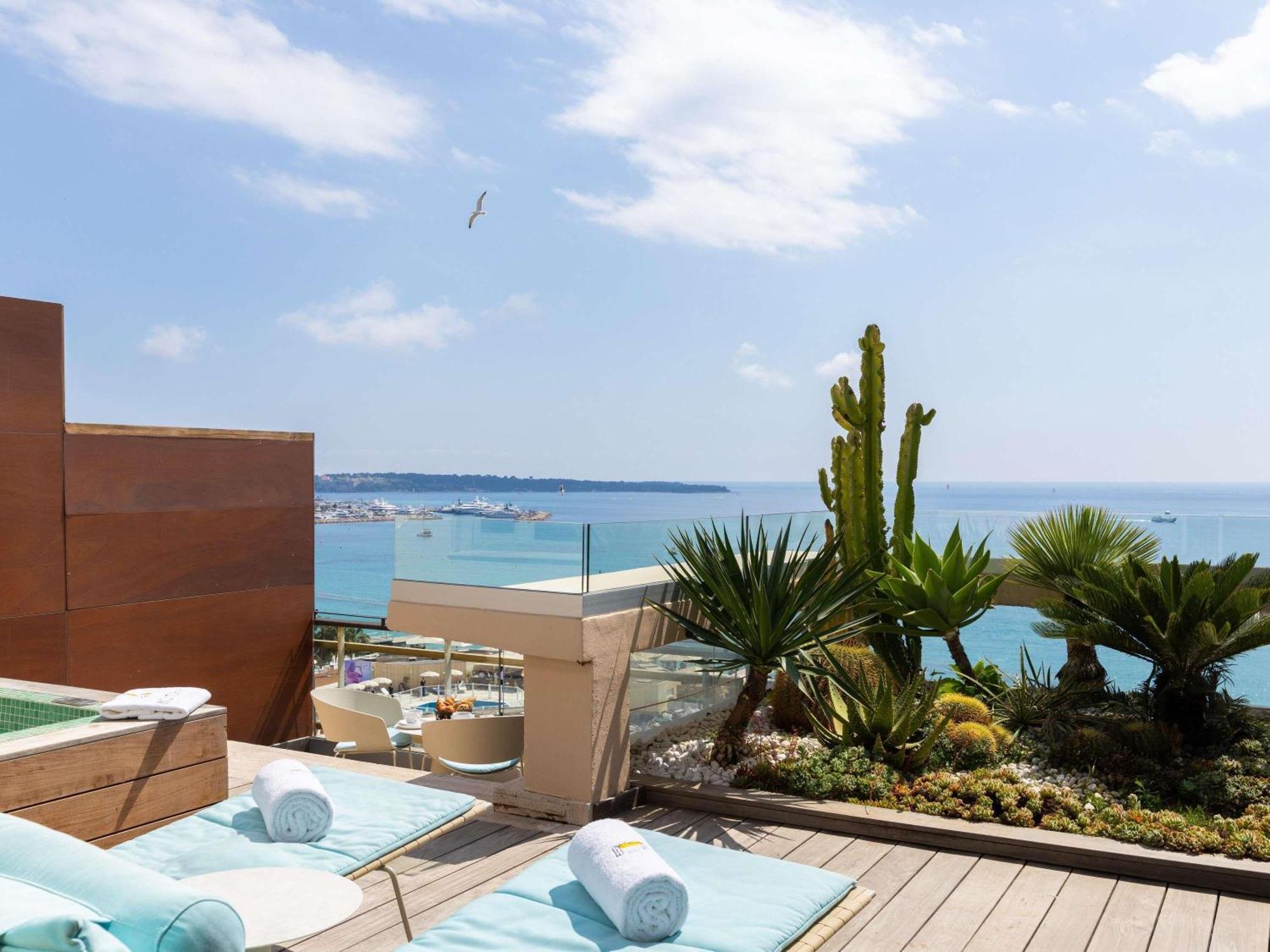 Panoramazimmer mit Terrasse und Meerblick