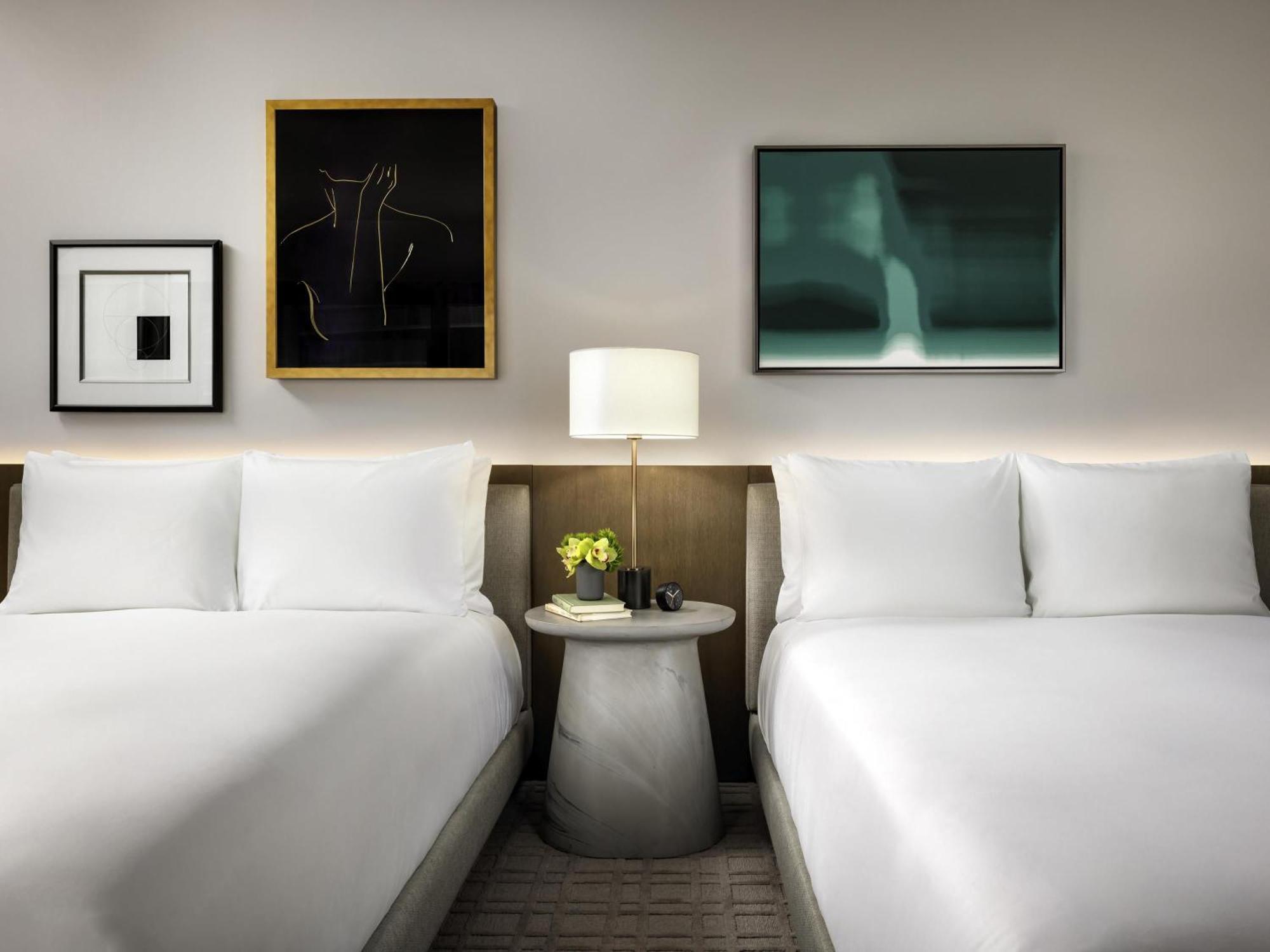 Fairmont Gold Zimmer mit 2 Queensize-Betten und rollstuhlgerechter Dusche – barrierefrei, für Hörgeschädigte geeignet