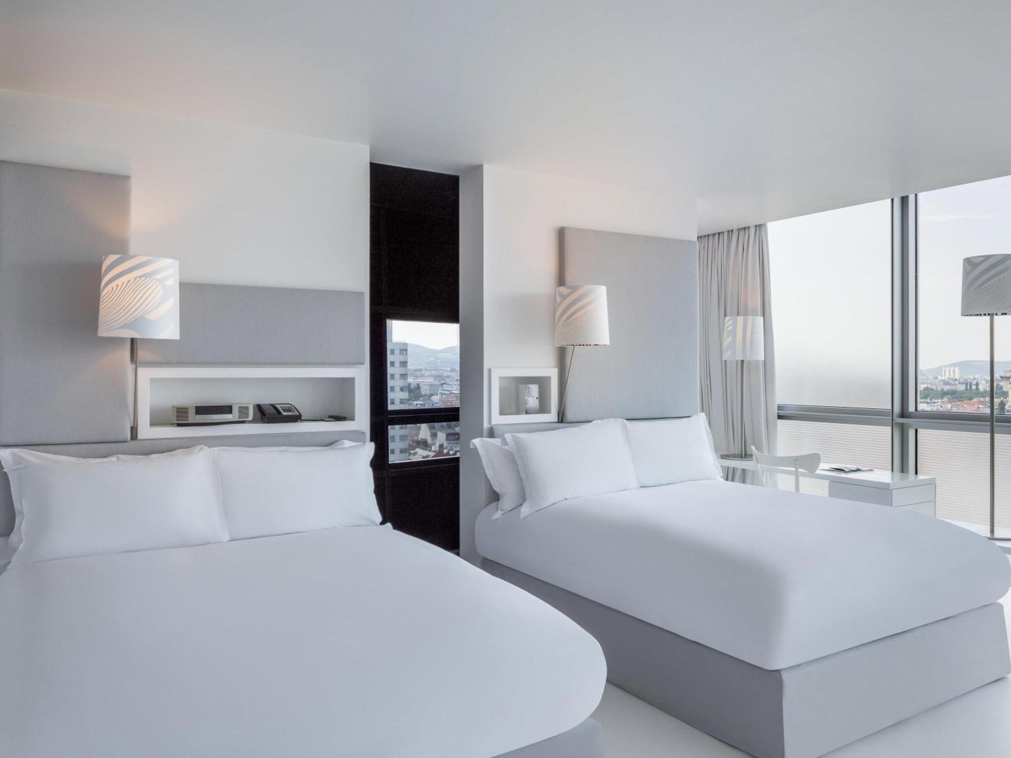Queen-Eckzimmer mit 2 Queen-Betten und Riesenrad Blick