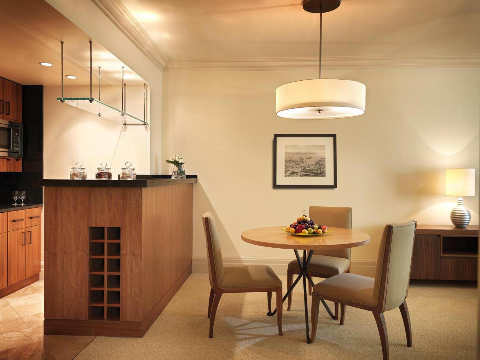 Grand Suite mit Kingsize-Bett und Blick auf den Bosporus - Zugang zur Lounge