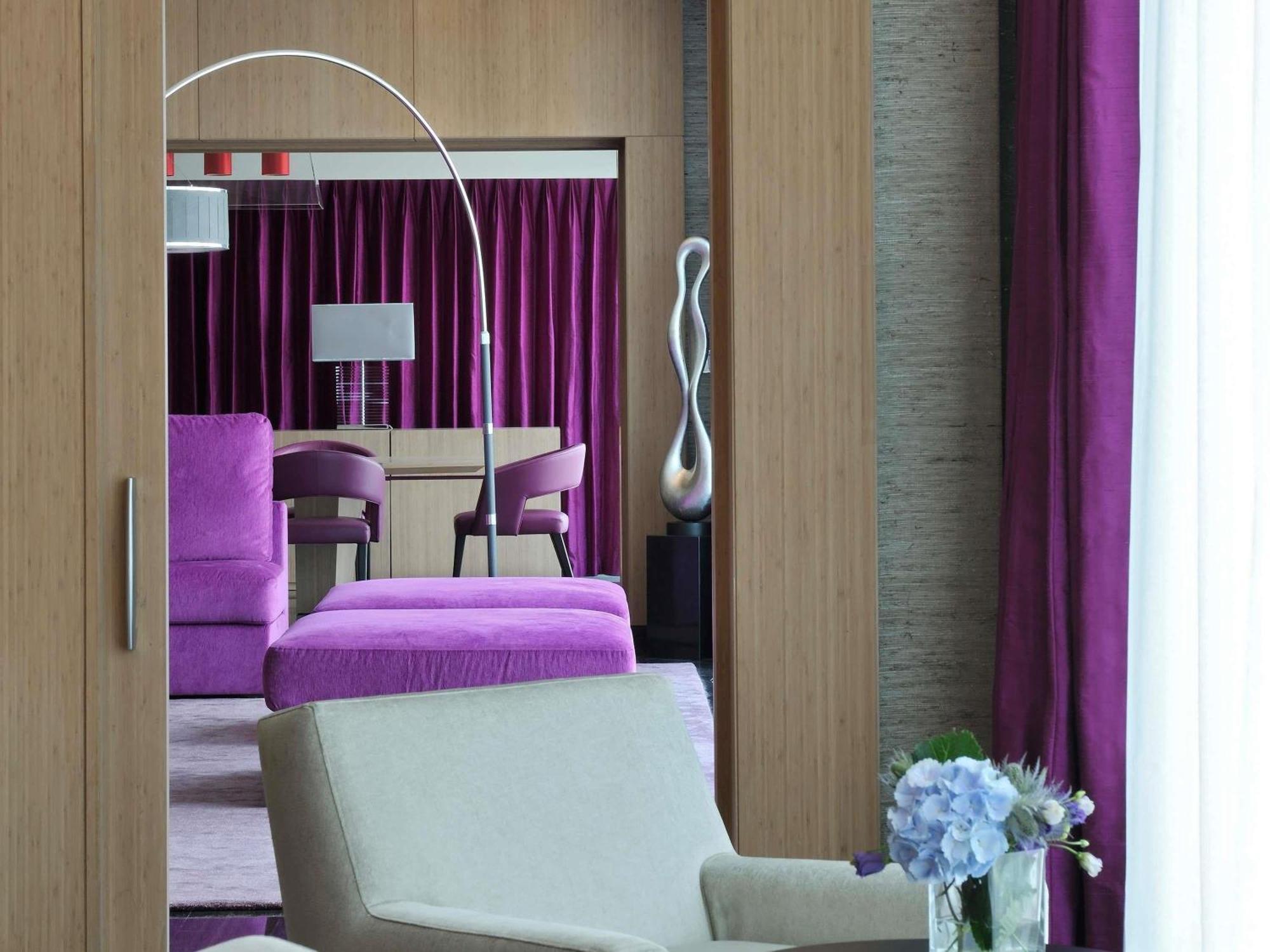 Royal Suite mit Kingsize-Bett, Aussicht und Zugang zum Club