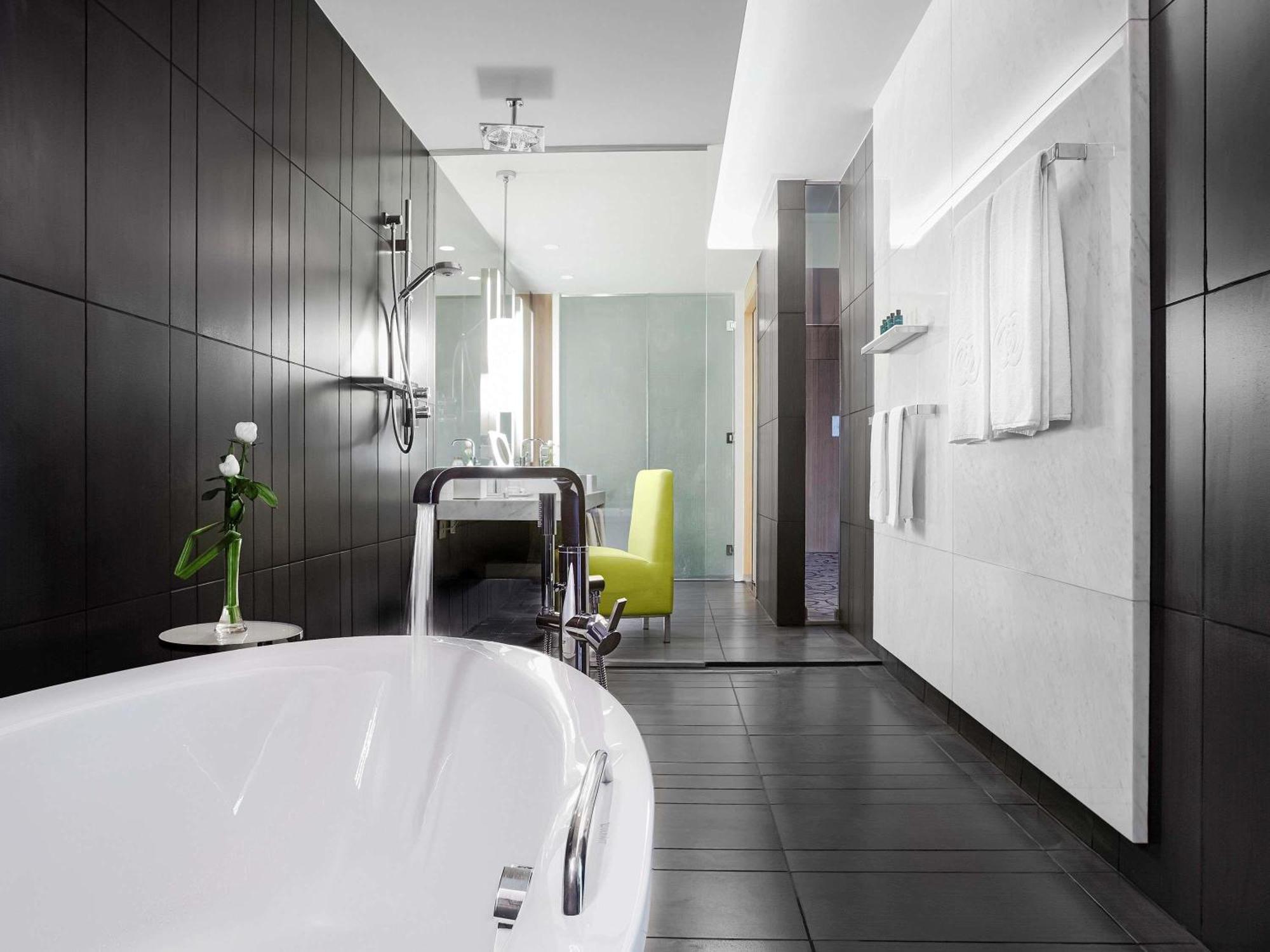 Junior Suite mit Kingsize-Bett und Blick auf den Burj Khalifa