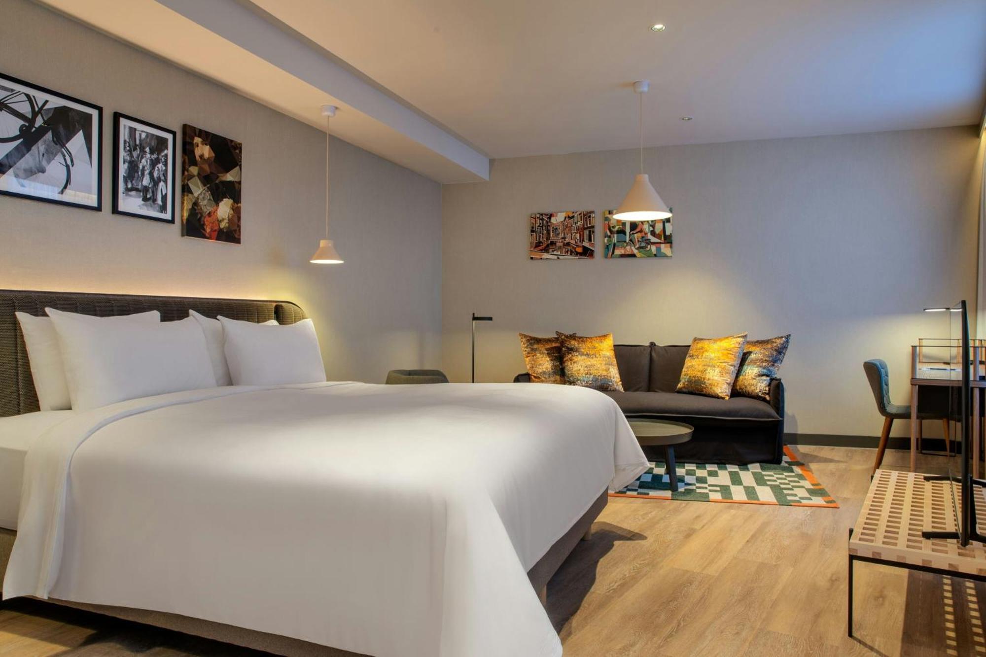 Deluxe Zimmer mit Kingsize-Bett und Stadtblick