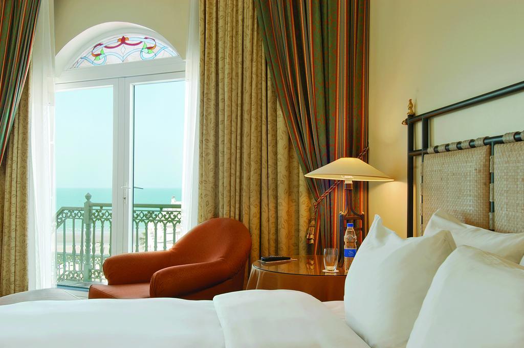 Zimmer mit Kingsize-Bett und Poolblick