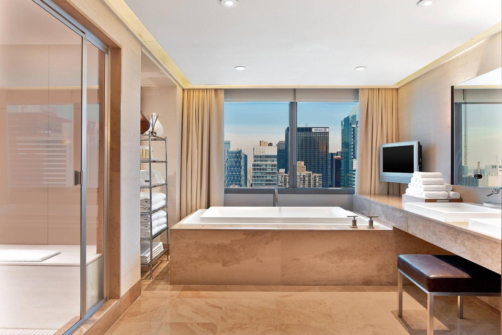 Suite Renewal mit 1 Kingsize-Bett und Aussicht auf die Skyline