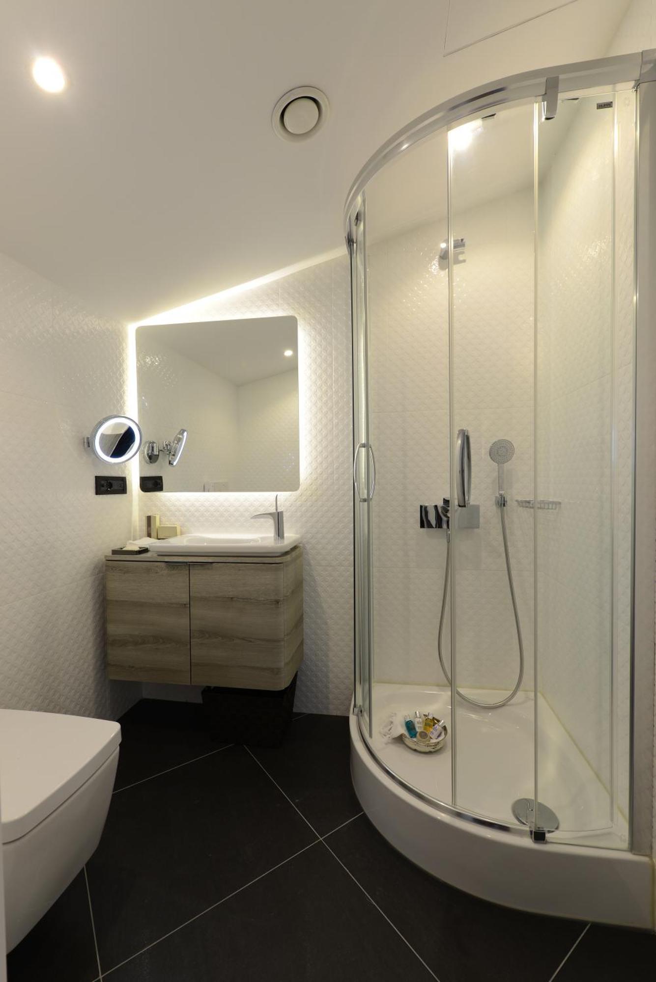 Double Room - Attic,1012945219:JPEG