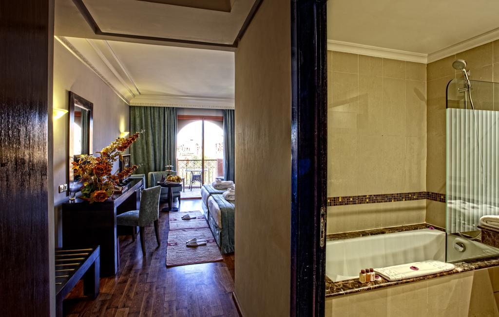 Doppel-/Zweibettzimmer mit Poolblick