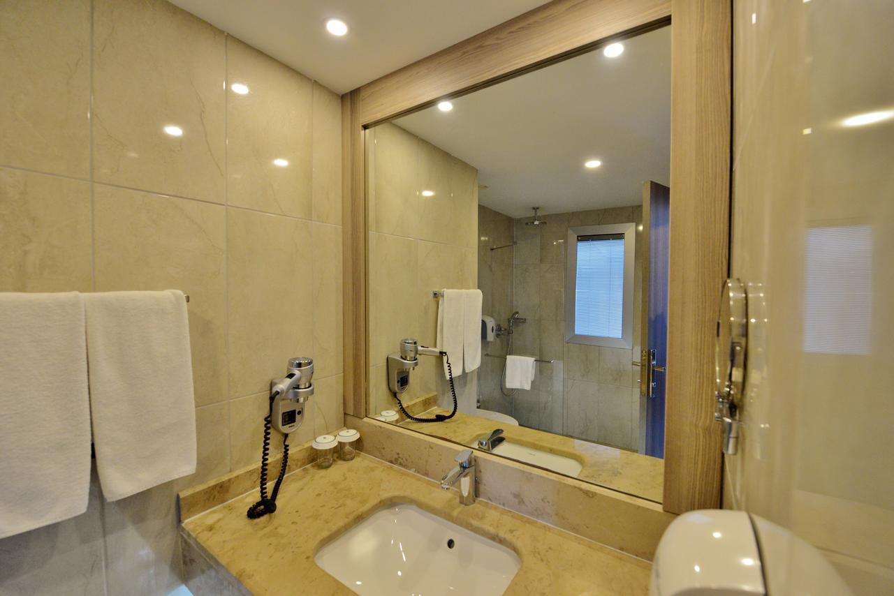 Standard Zimmer mit seitlichem Meerblick