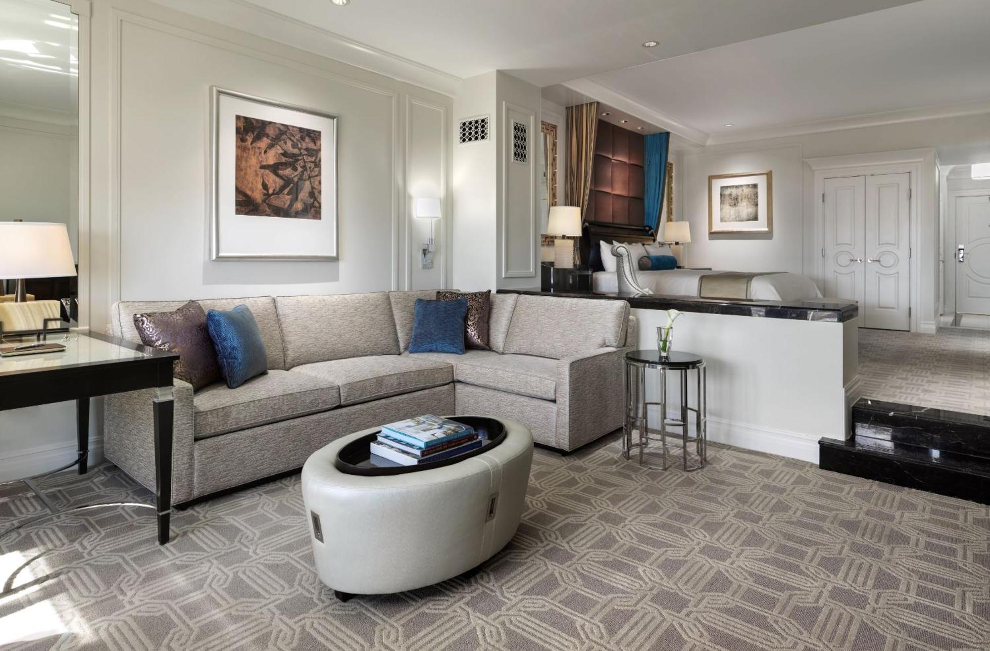 Luxuriöse Palazzo Suite mit Kingsize-Bett und Blick auf das Sphere