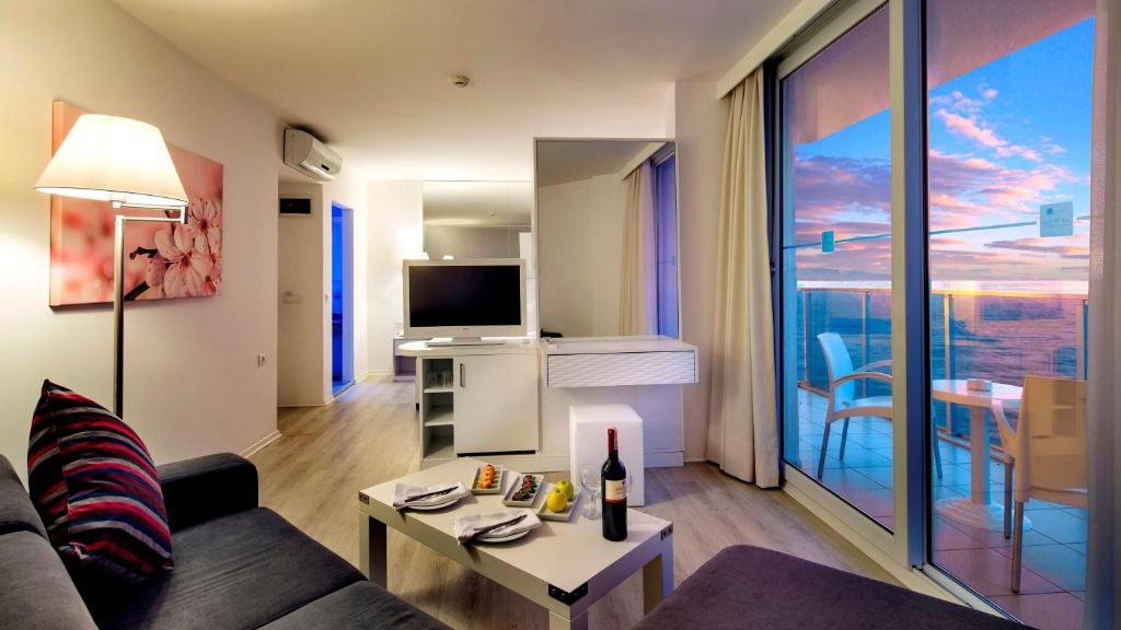 Honeymoon Suite,66398443:JPEG