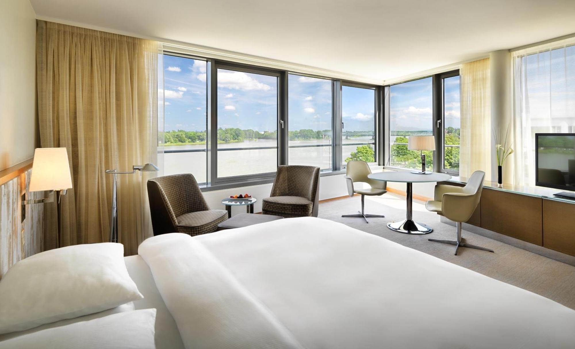 Deluxe King Room - Club Access,683849103:JPEG