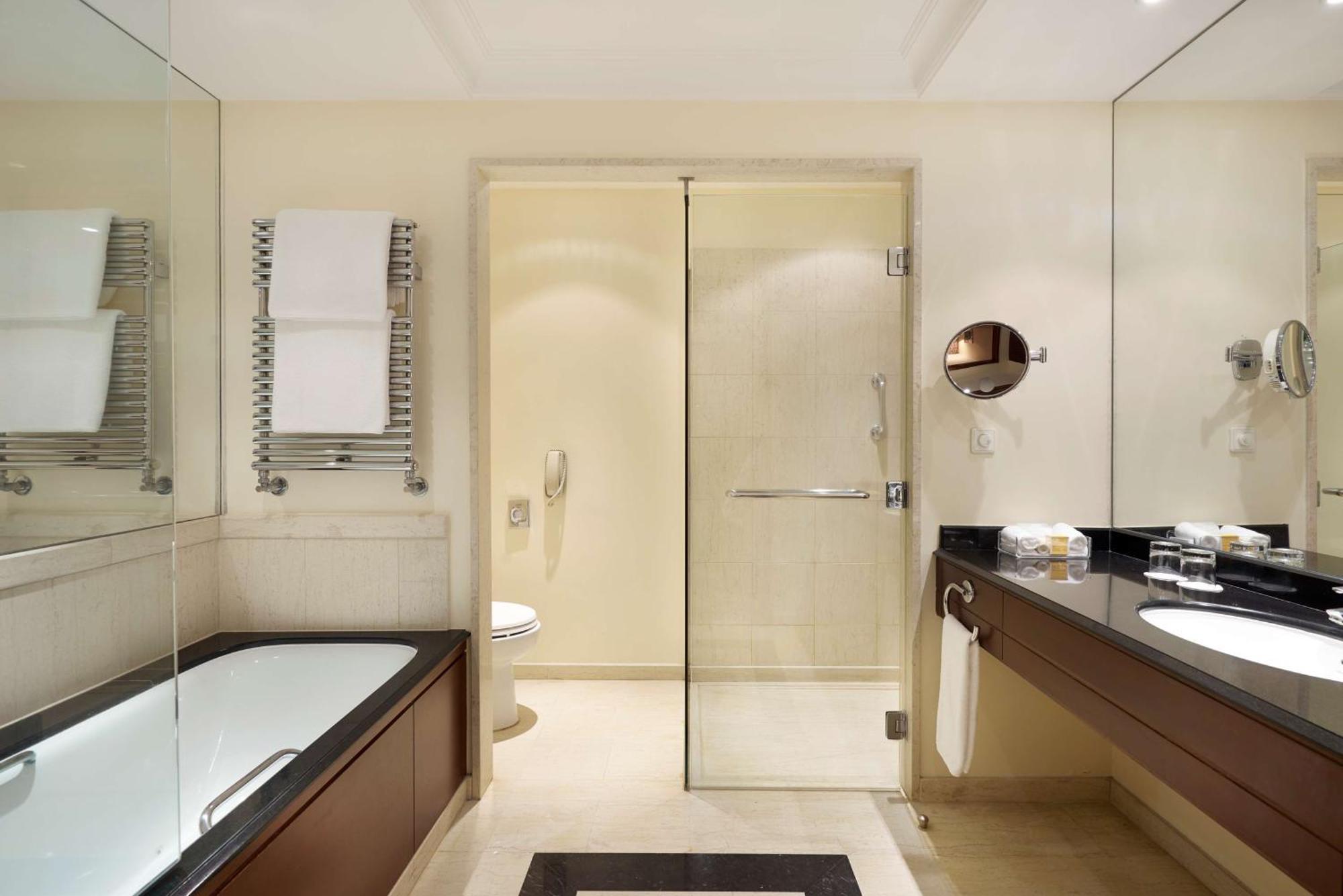 Deluxe King Room with Pool View - Club Access,1654253822:JPEG