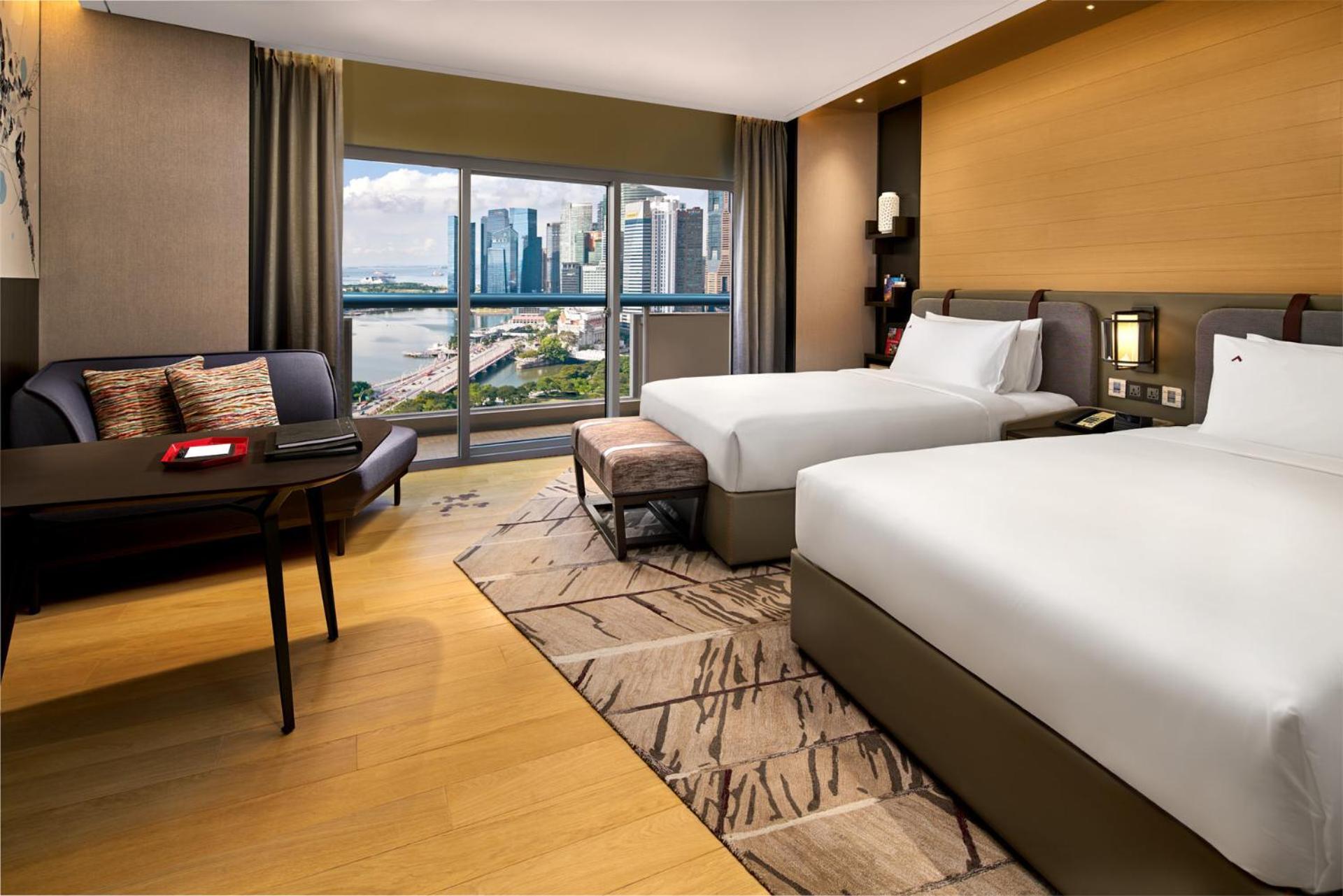 Executive Zimmer Marina Bay mit 2 Doppelbetten, Zugang zur Lounge L65, obere Etage, Balkon und Blick auf Marina Bay