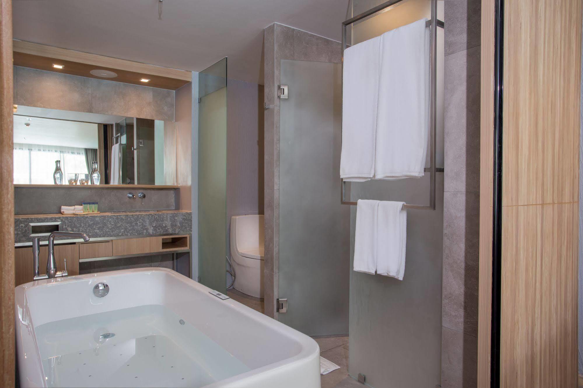 Deluxe Poolside King,750374108:JPEG